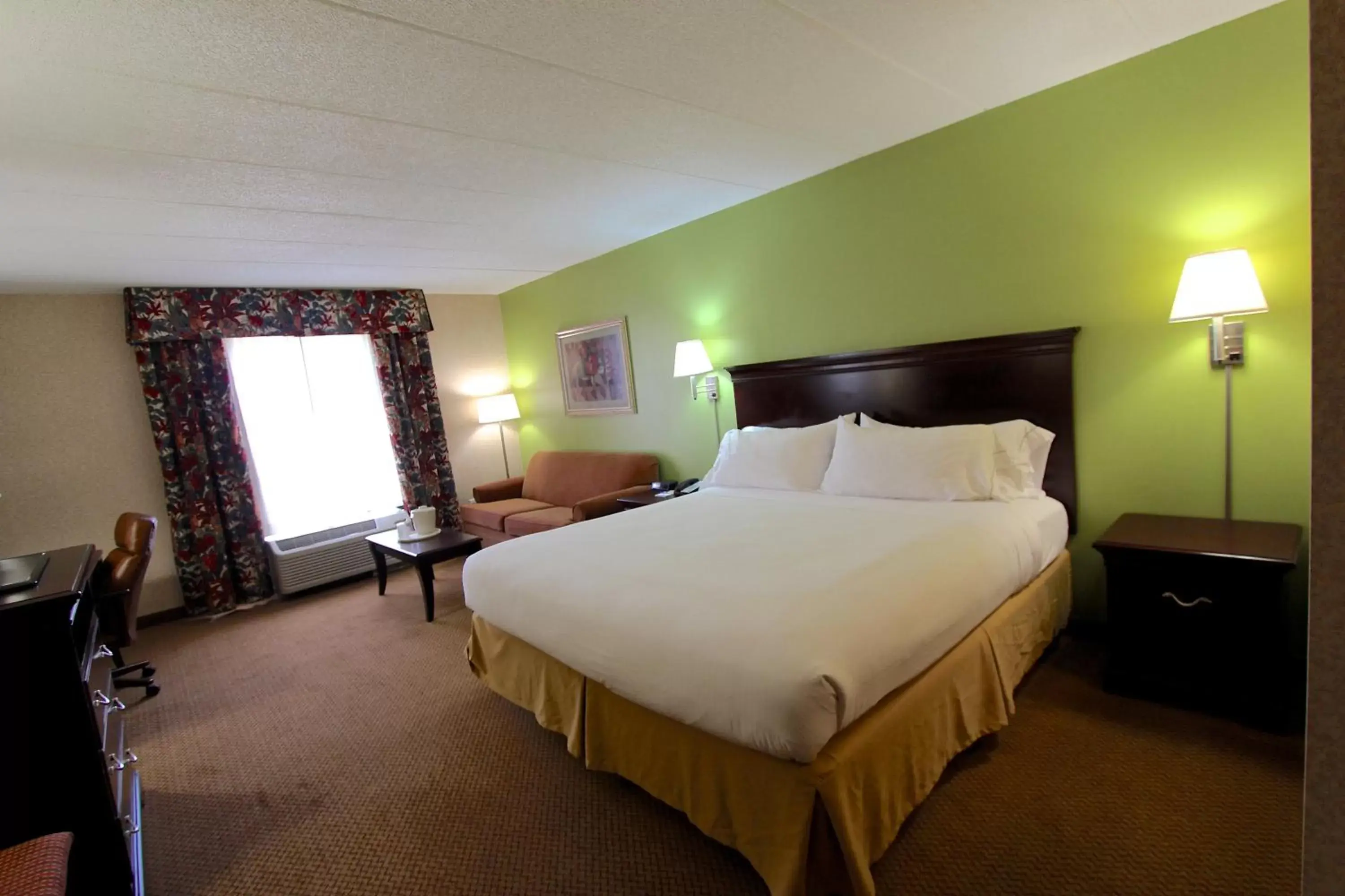 Bedroom, Bed in Baymont Inn & Suites by Wyndham Findlay