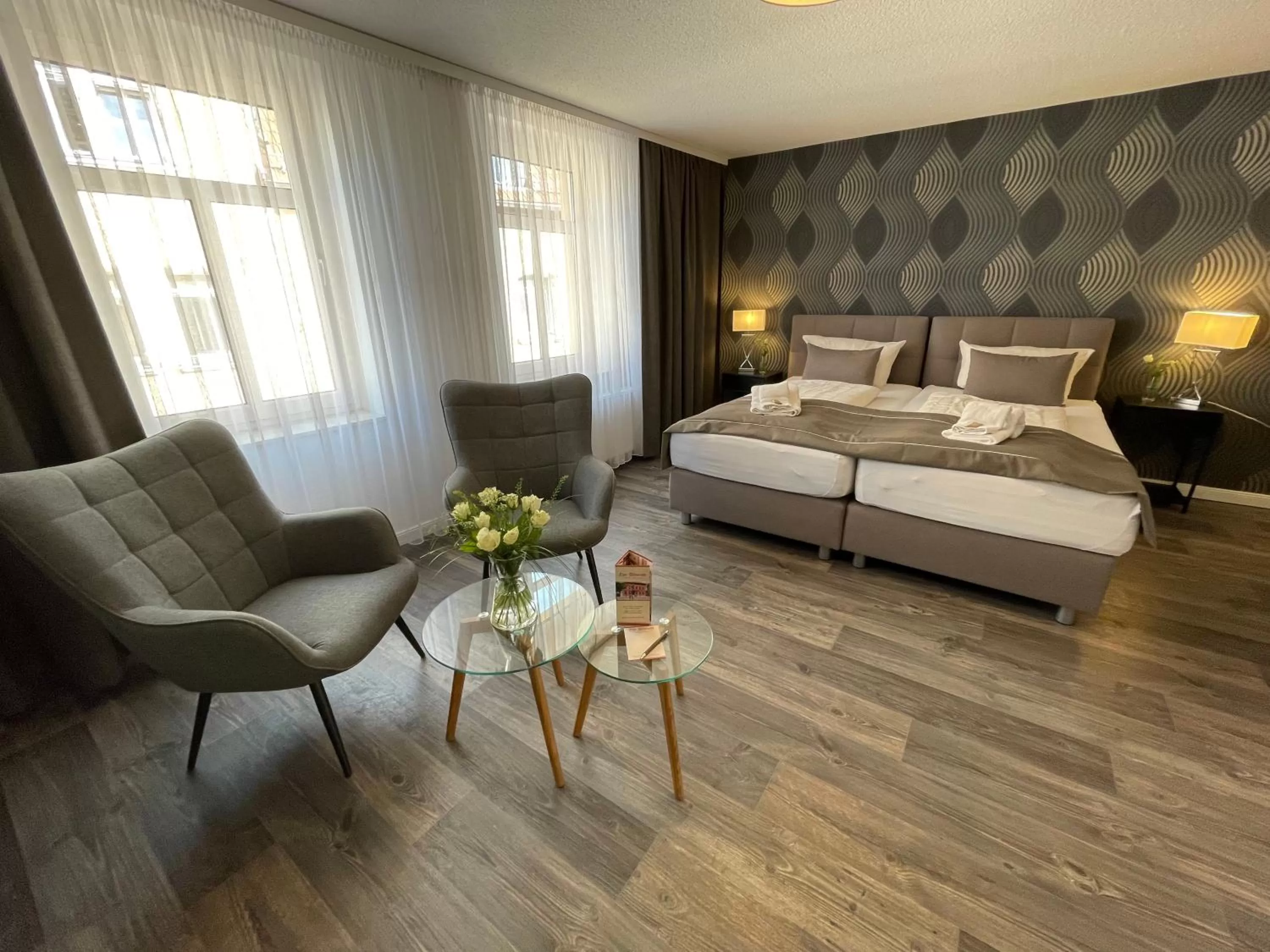 Seating area, Bed in "Zur Altstadt - Am Fuße der Osterburg" Gaststätte, Pension, FEWO