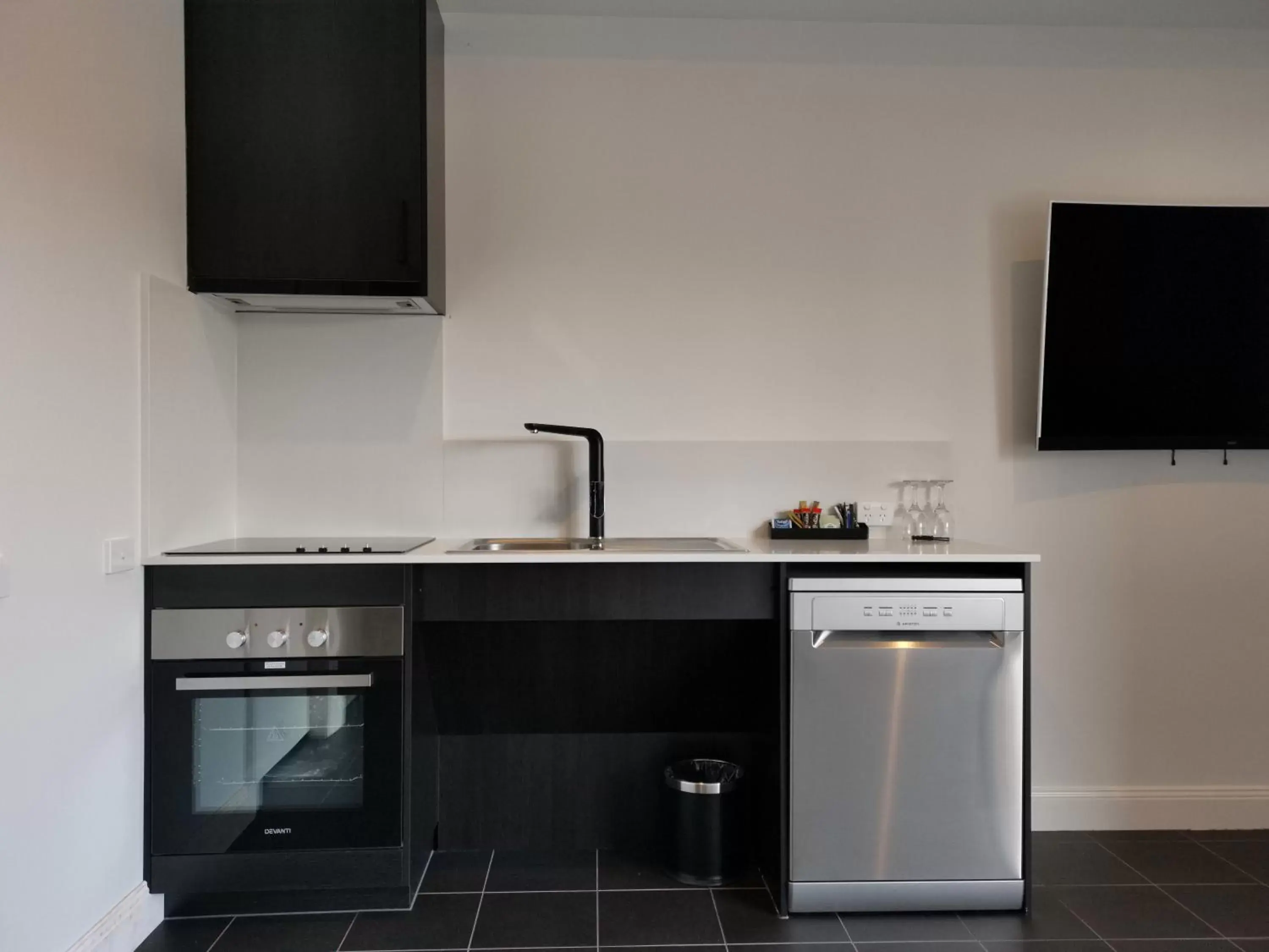 Kitchen/Kitchenette in The Abbey Motel Goulburn