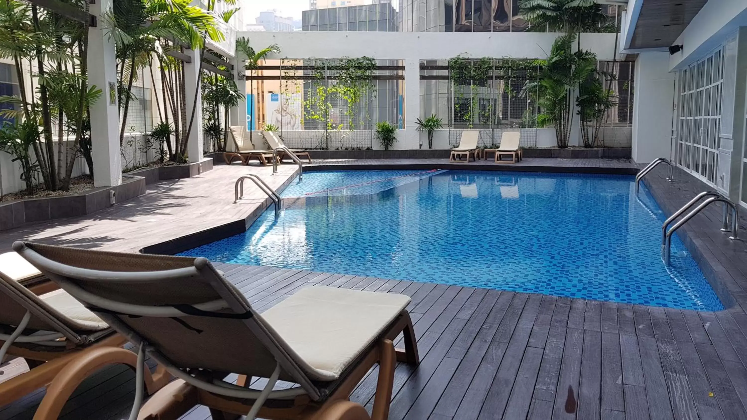 Swimming pool in Meliá Kuala Lumpur