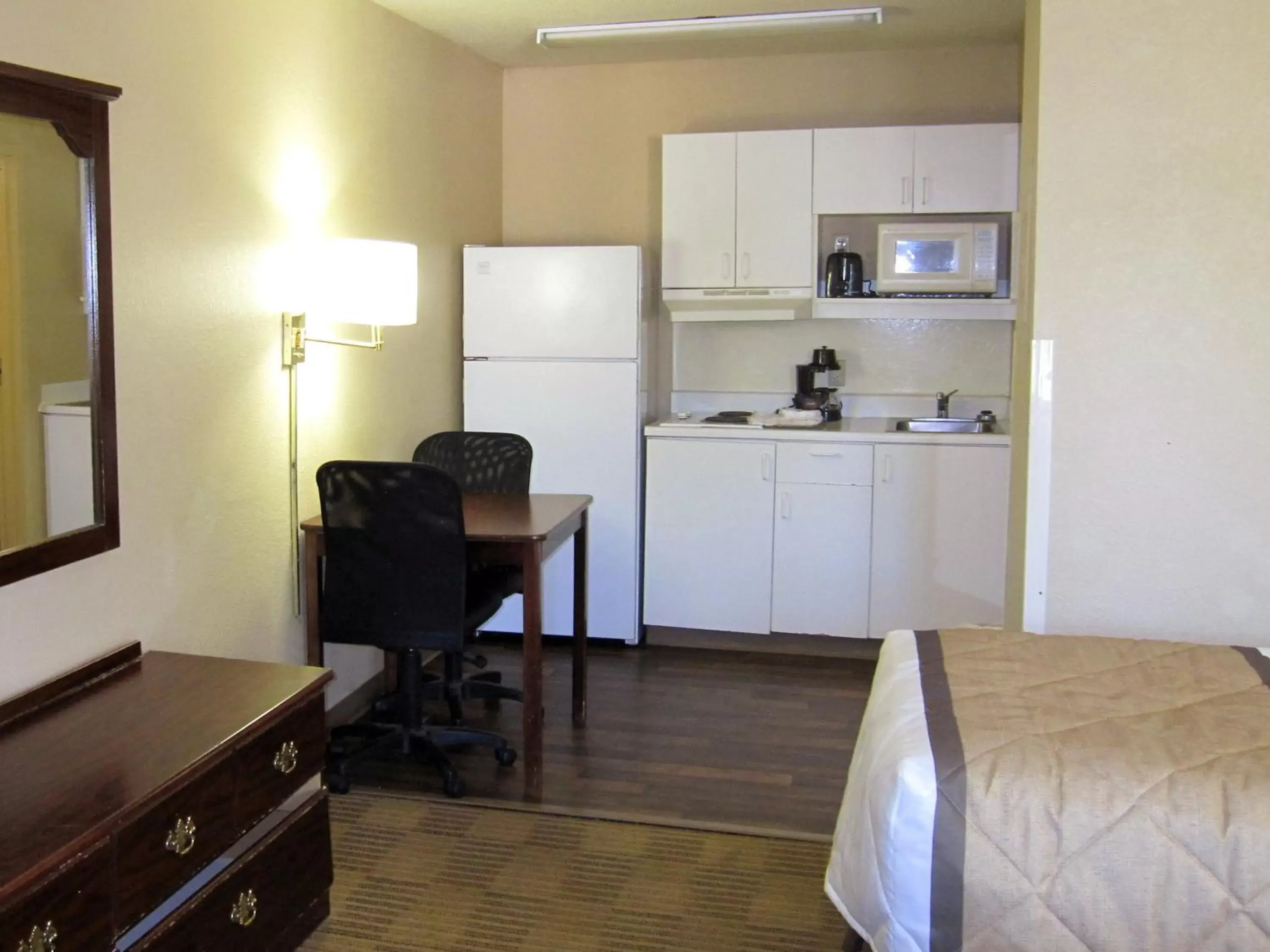 Bed, Kitchen/Kitchenette in MainStay Suites Knoxville - Cedar Bluff