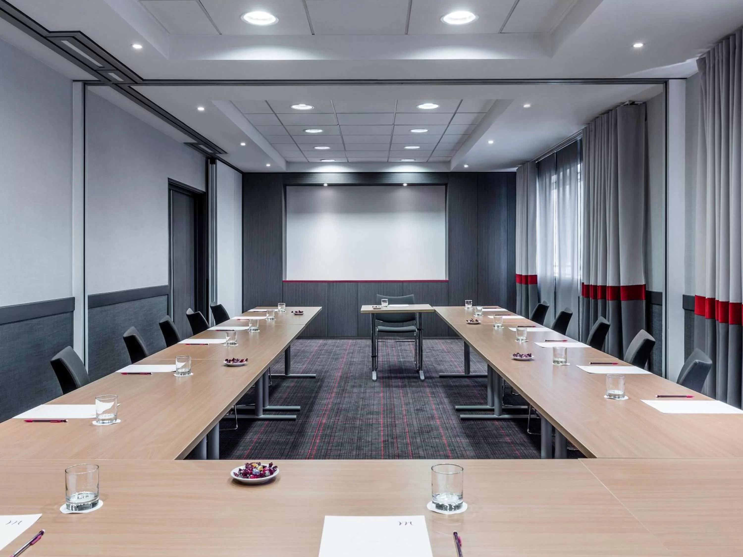 Meeting/conference room in Mercure Paris la Défense Grande Arche