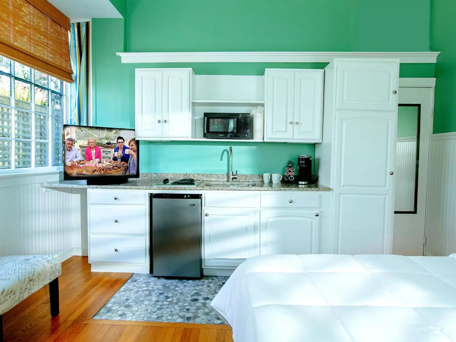 TV and multimedia, Kitchen/Kitchenette in The Provincetown Hotel at Gabriel's