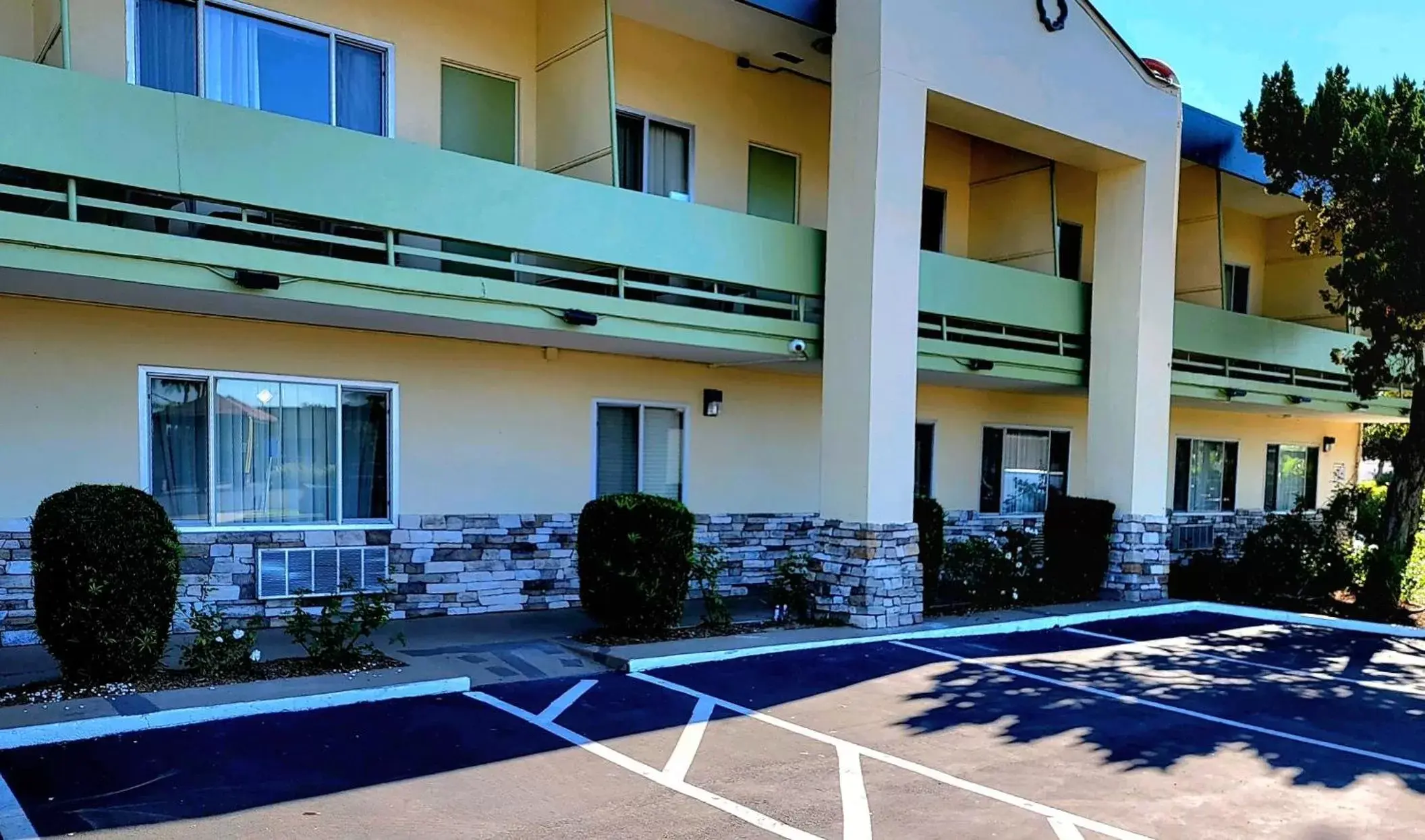 Property building, Swimming Pool in Quality Inn & Suites Anaheim at the Park