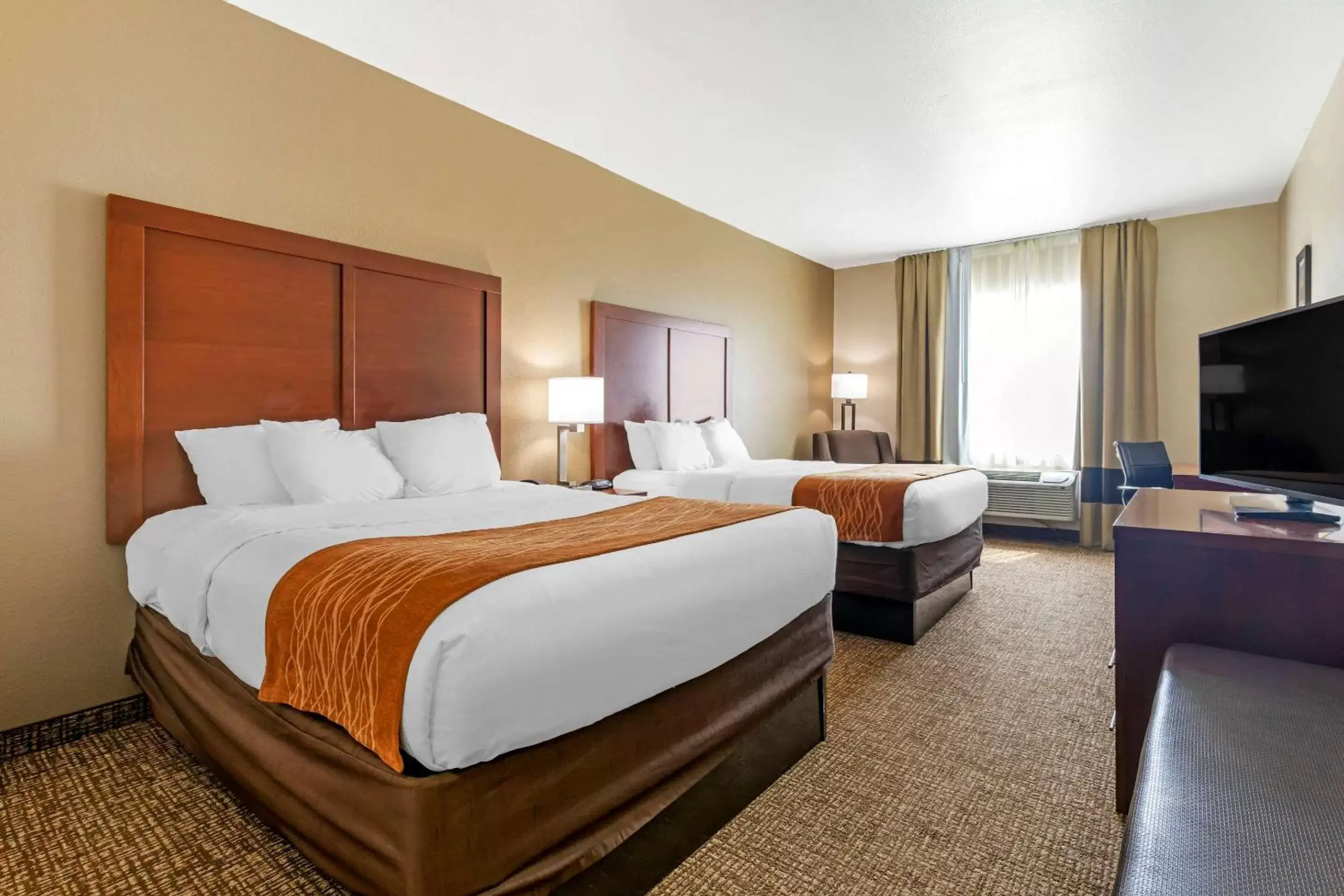 Photo of the whole room, Bed in Comfort Inn Near UNT