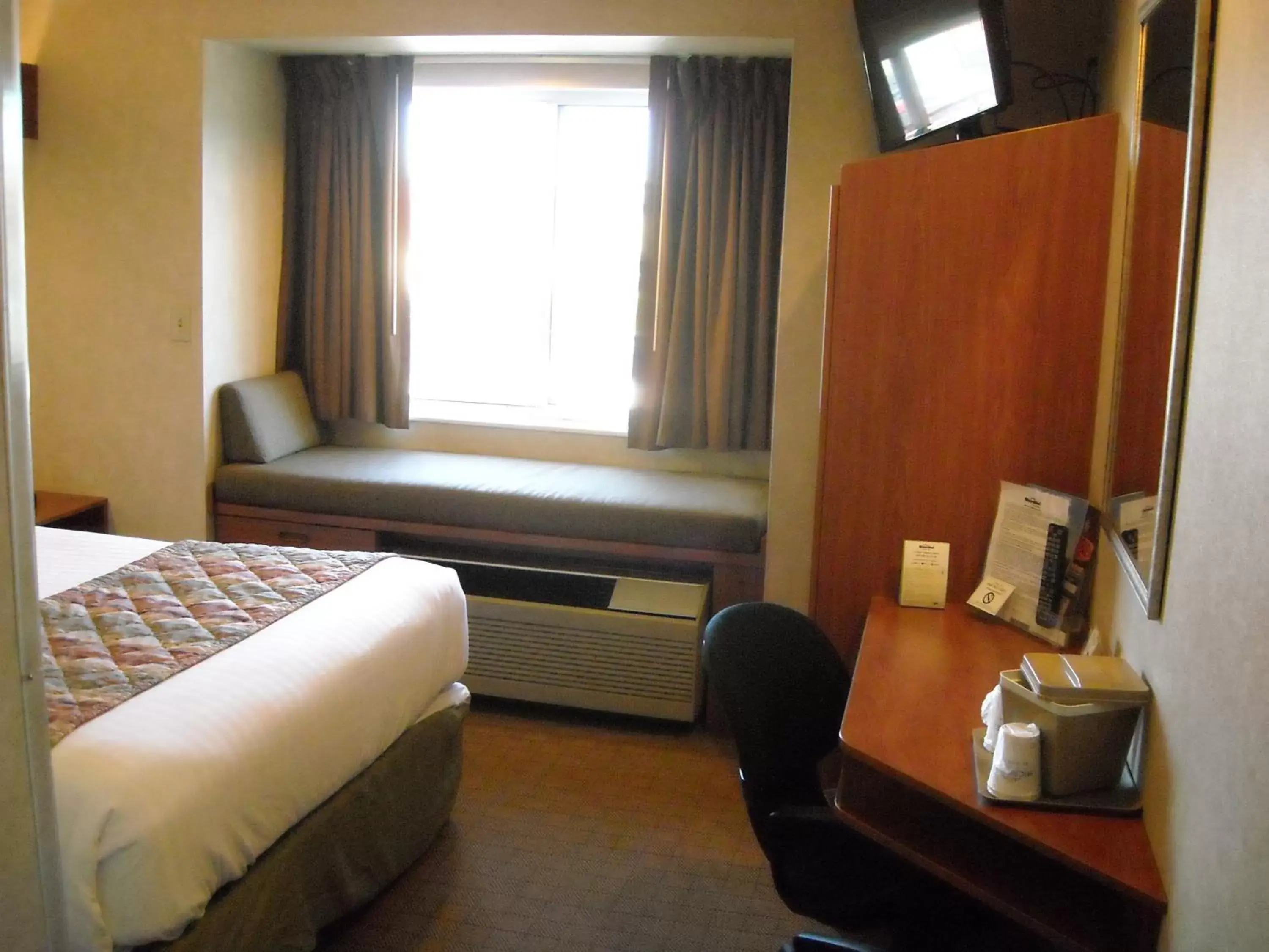 Photo of the whole room, Seating Area in Microtel Inn & Suites Springville