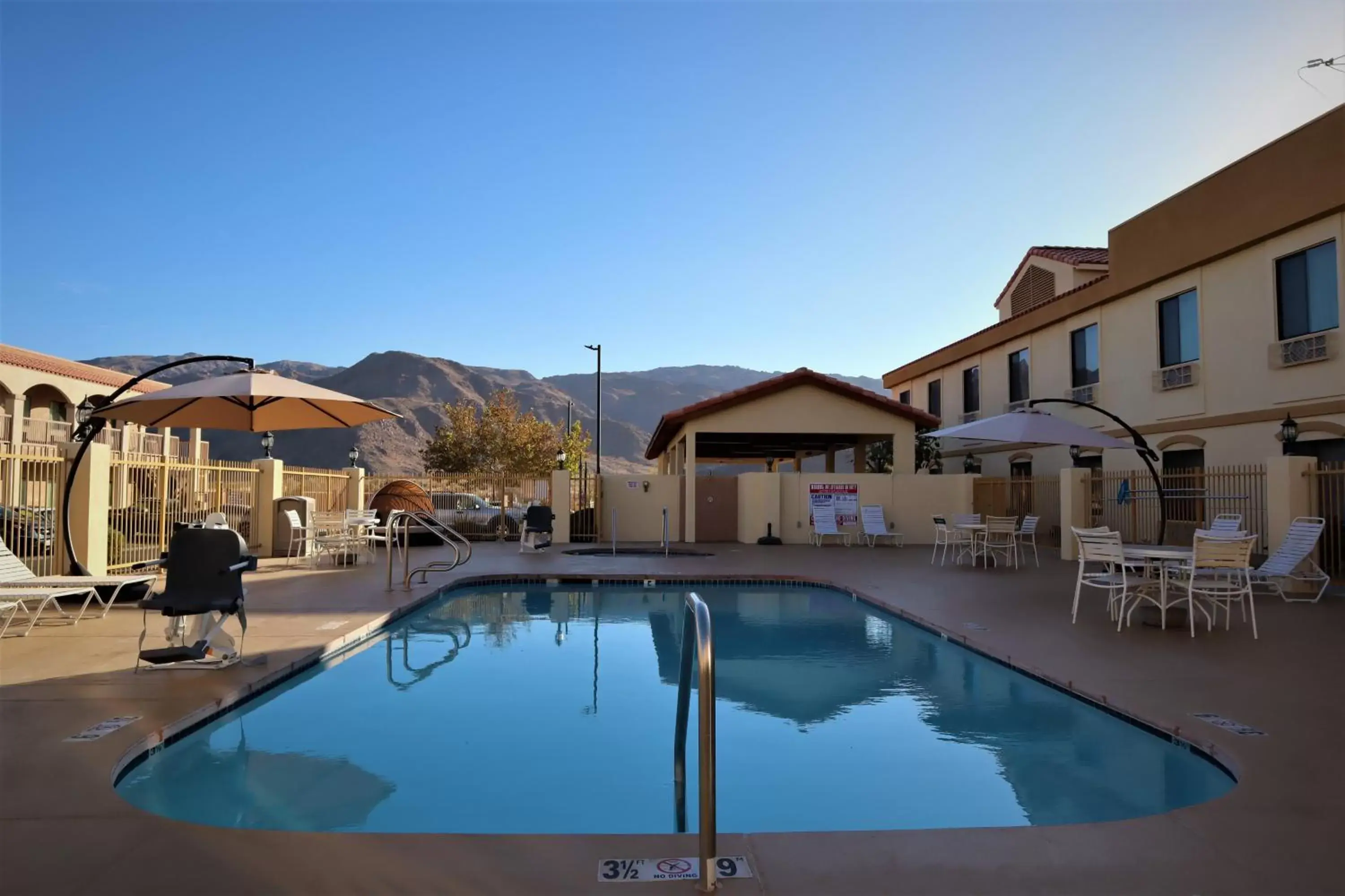 Property building, Swimming Pool in Oasis Inn and Suites Joshua Tree -29 Palms
