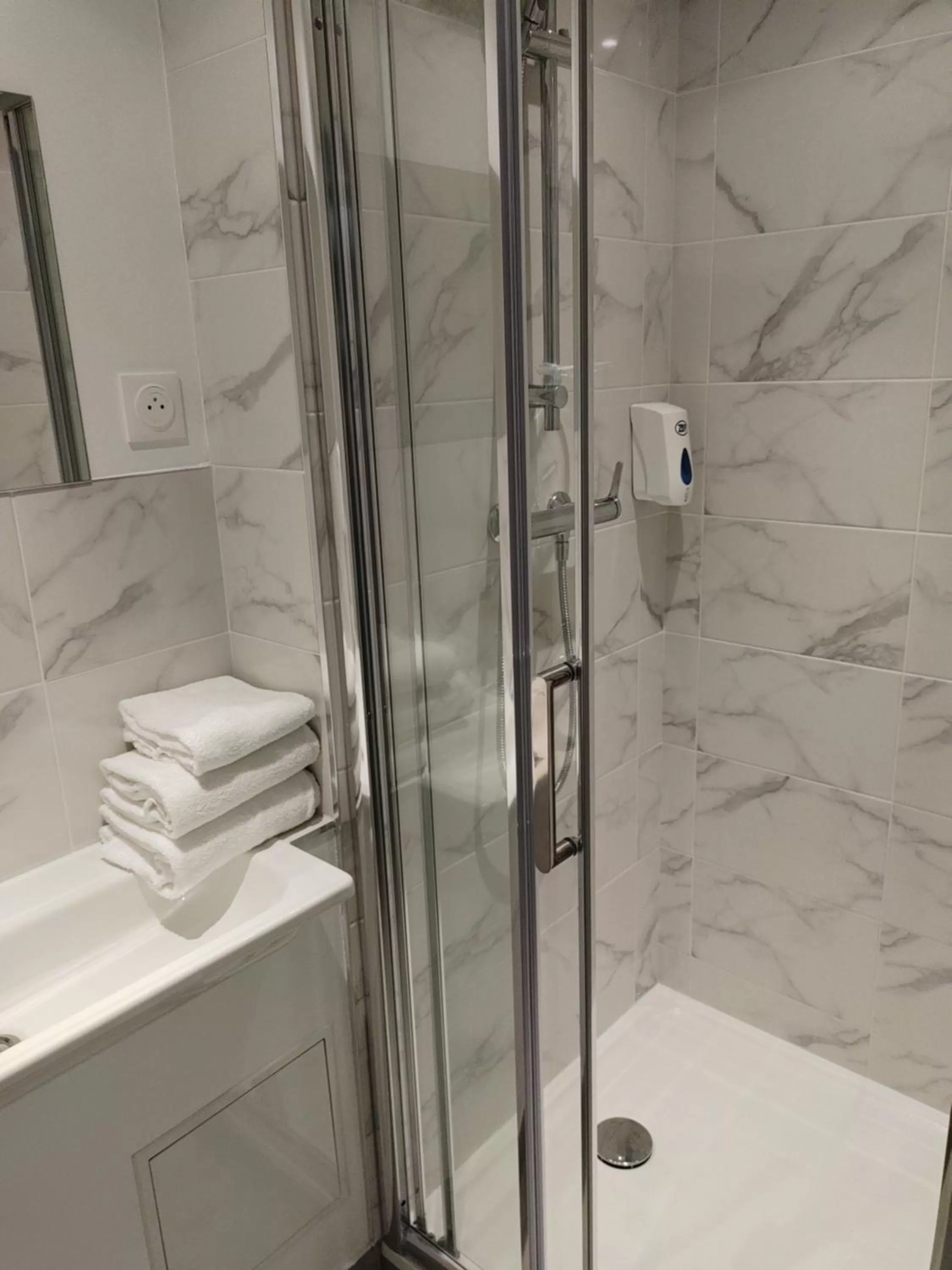 Bathroom in Fasthotel Well Inn Mâcon sud - un hôtel FH Confort