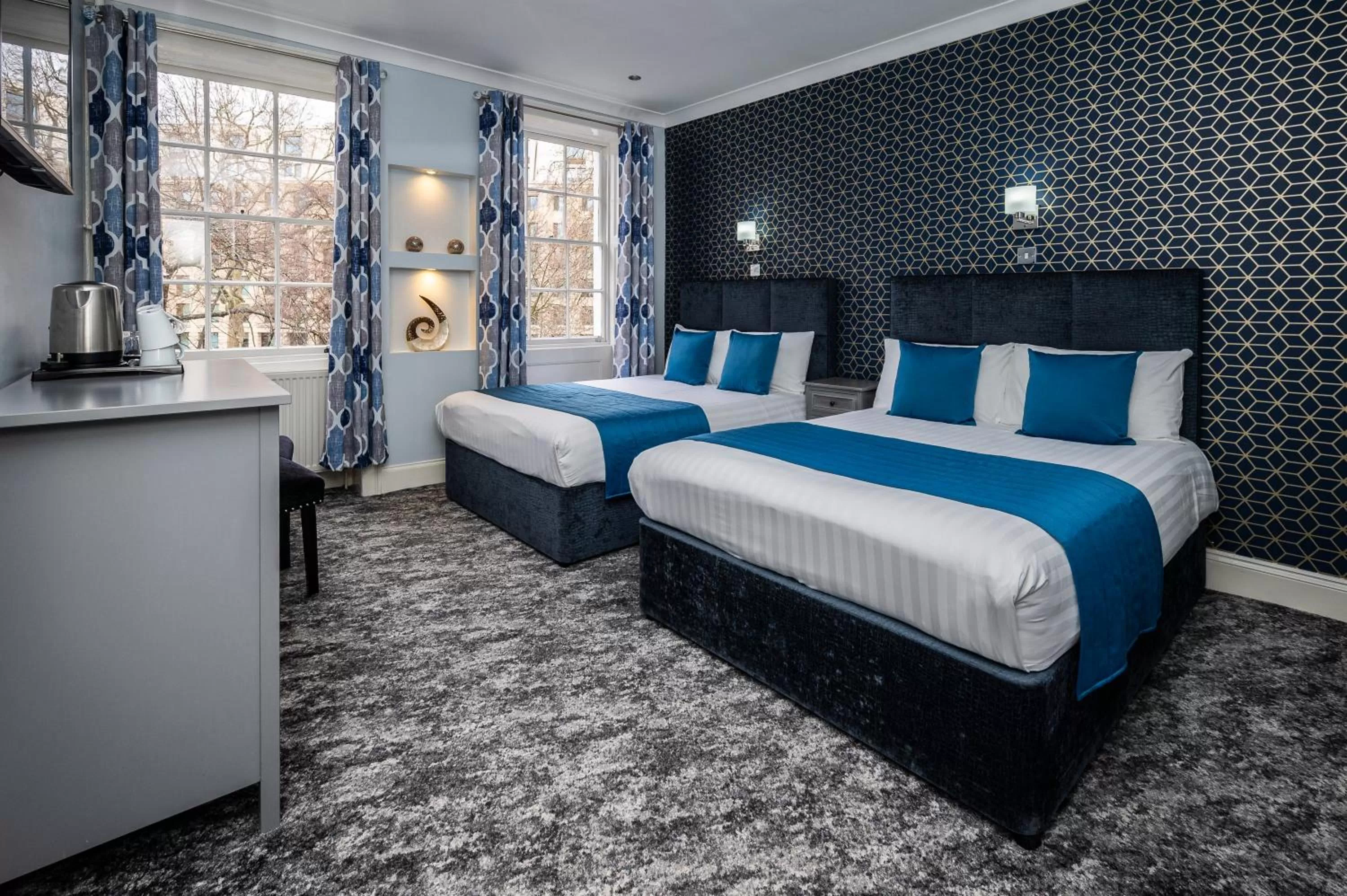 Bedroom, Bed in Mentone Hotel