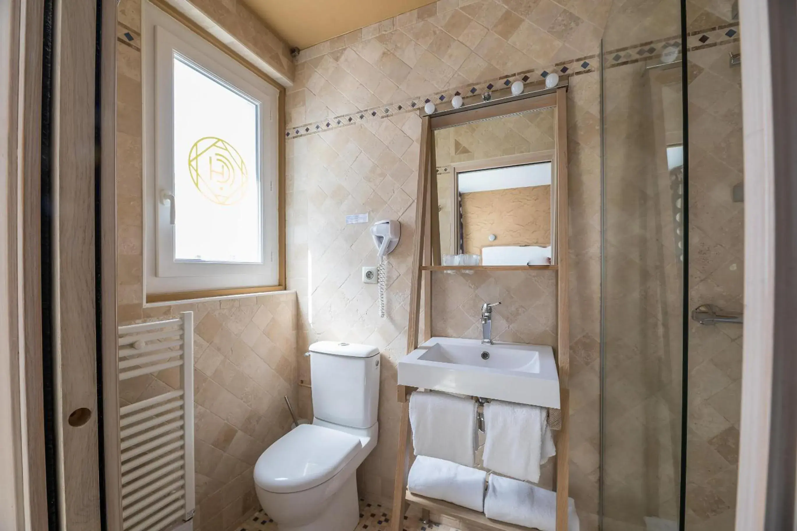 Toilet, Bathroom in Hôtel Cosmopolitain