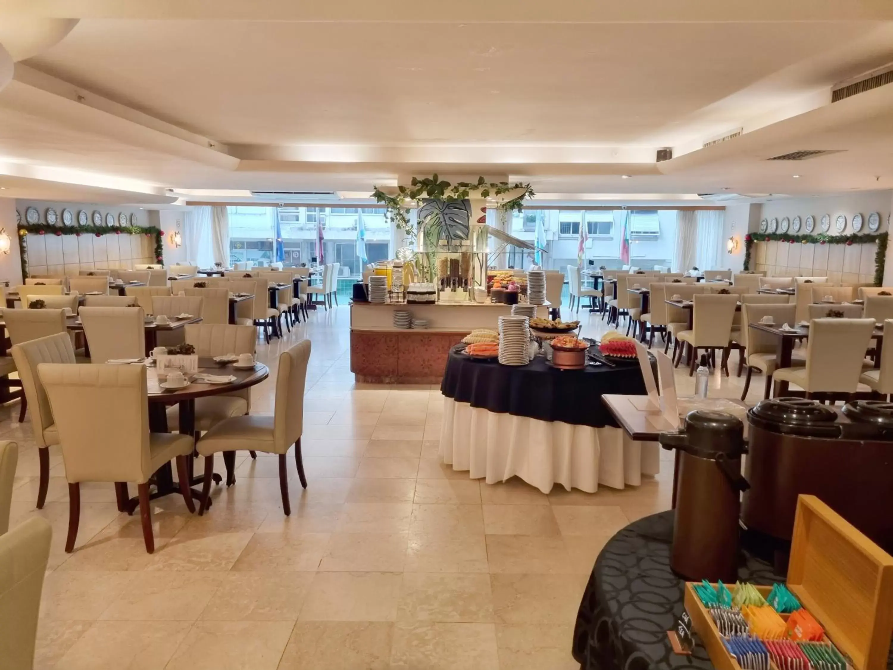 Restaurant/Places to Eat in Mirasol Copacabana Hotel