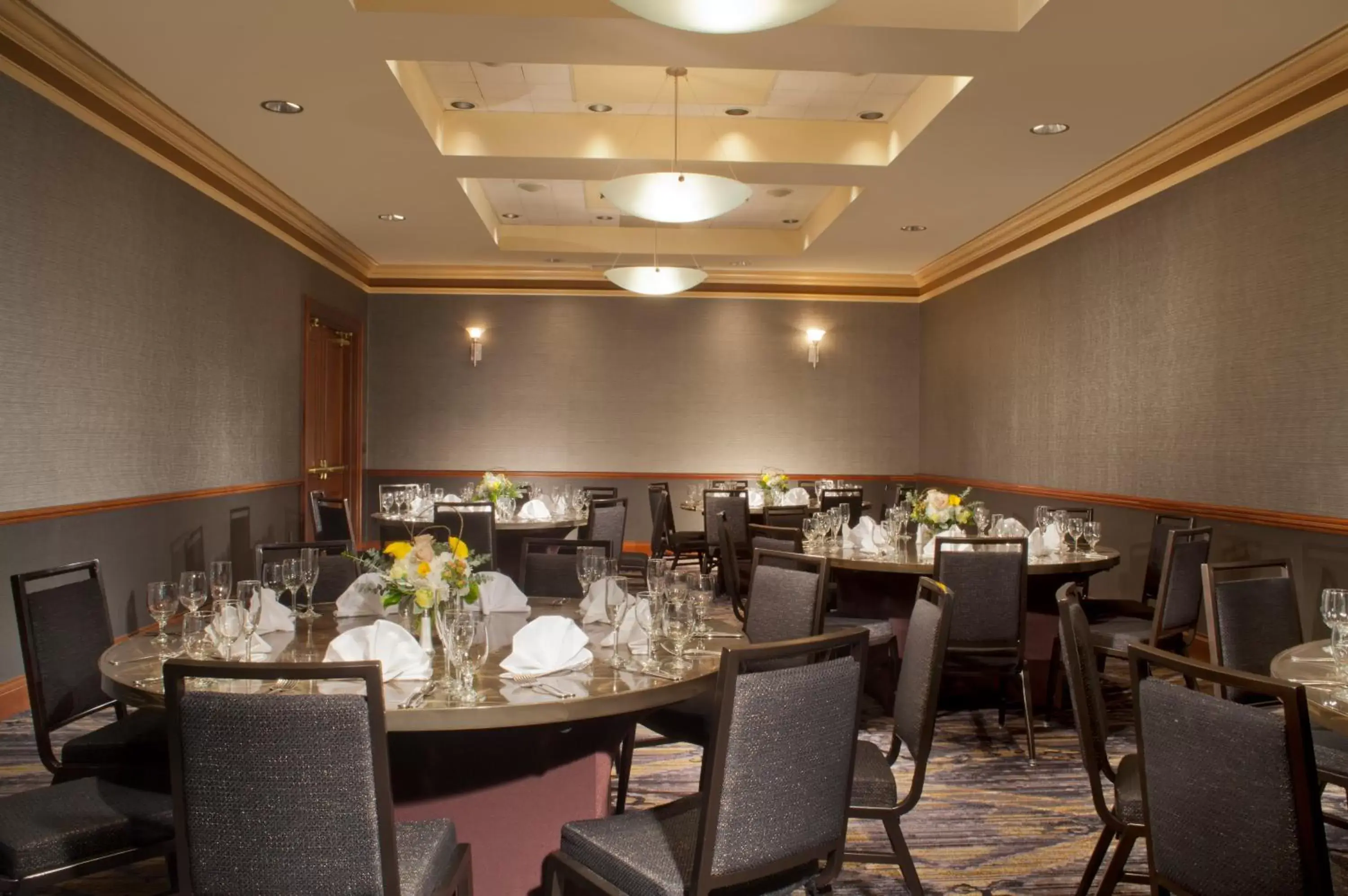 Business facilities, Restaurant/Places to Eat in The Ashton Hotel
