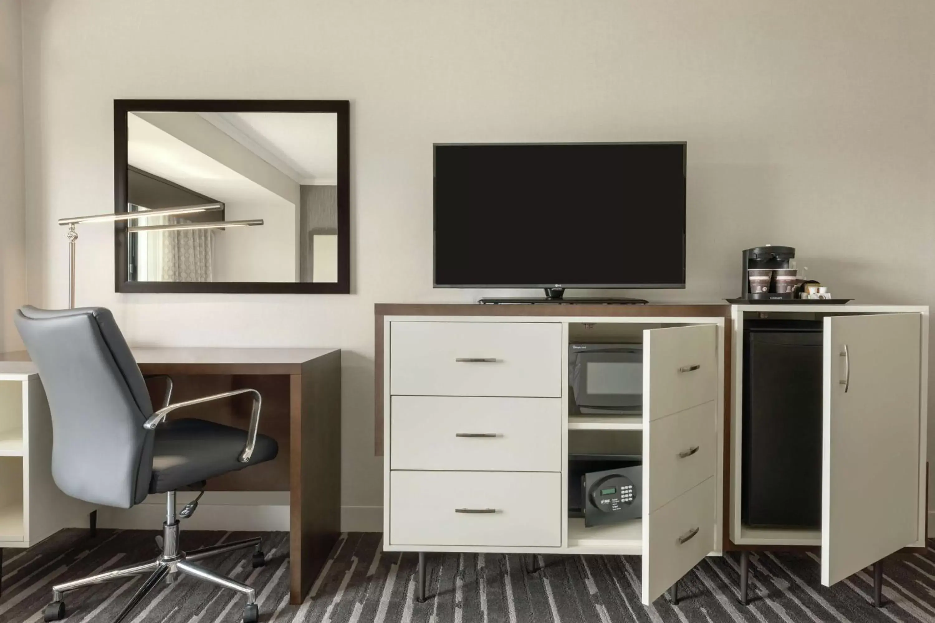 Bedroom, TV/Entertainment Center in DoubleTree by Hilton Milwaukee/Brookfield