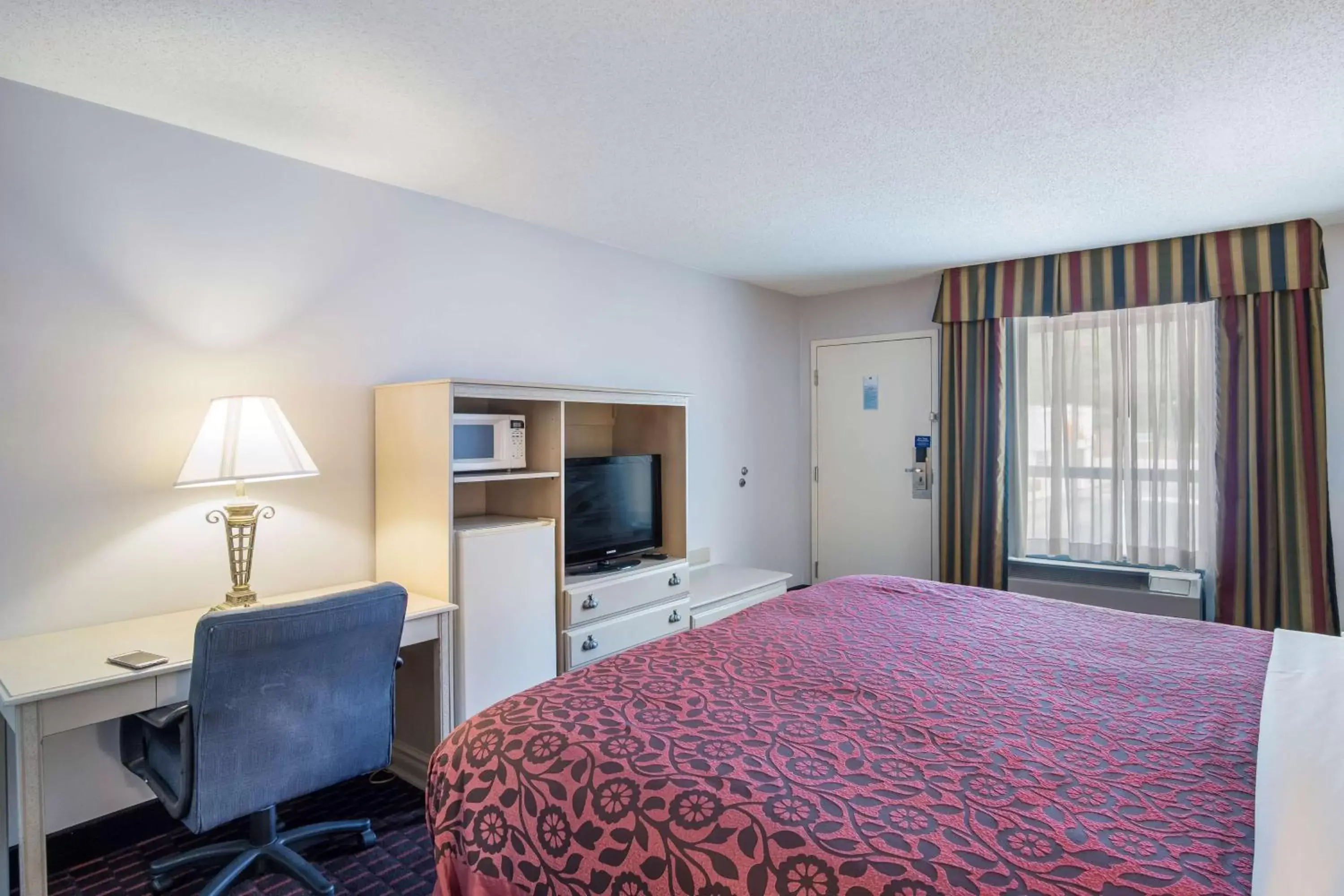 Deluxe King Room - single occupancy - Non-Smoking in Motel 6-London, KY Deluxe King Room - single occupancy - Non-Smoking in Motel 6-London, KY