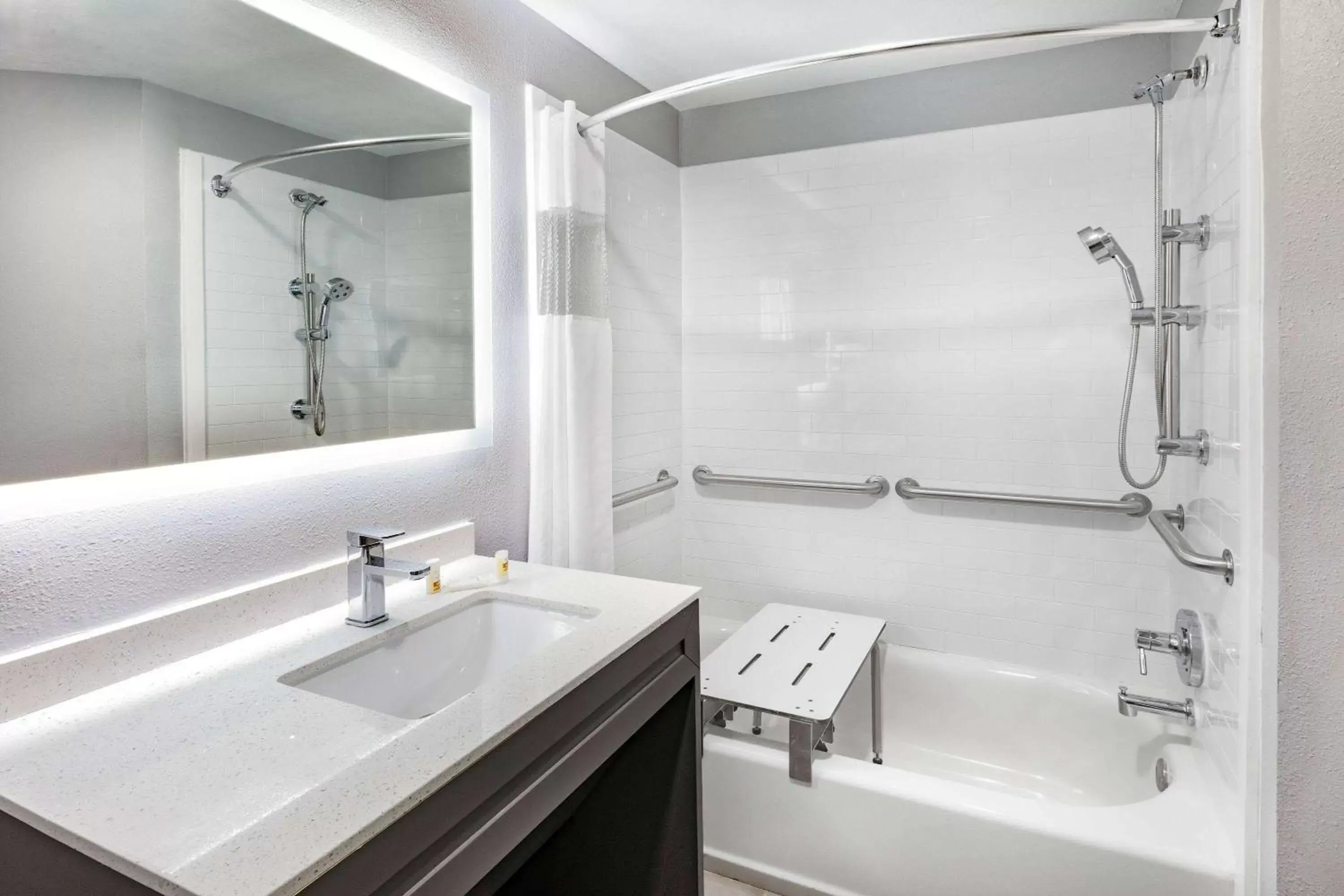 Bathroom in La Quinta Inn & Suites by Wyndham Ardmore