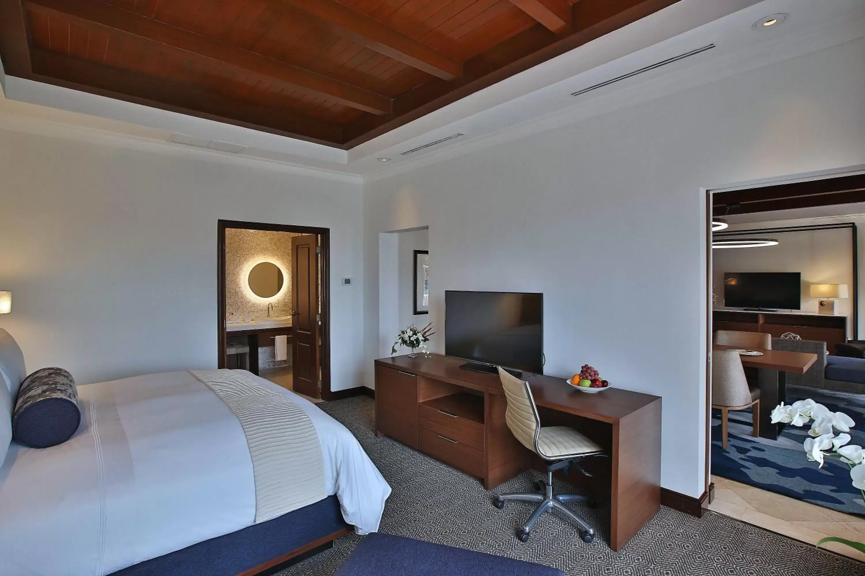 Bed, TV/Entertainment Center in Real Intercontinental Metrocentro Managua, an IHG Hotel