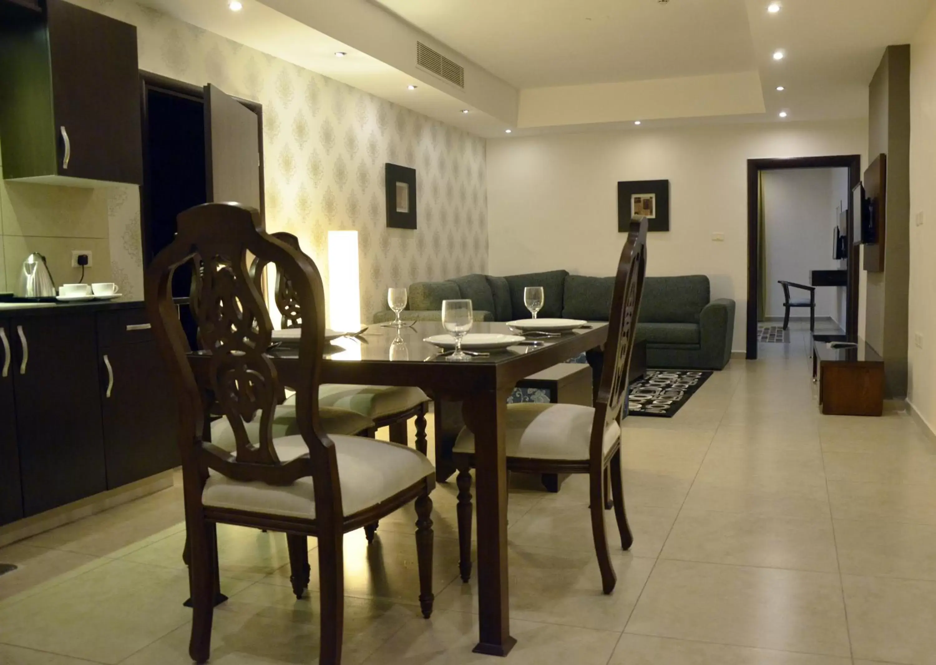 Dining area, Restaurant/Places to Eat in City Rose Hotel Suites