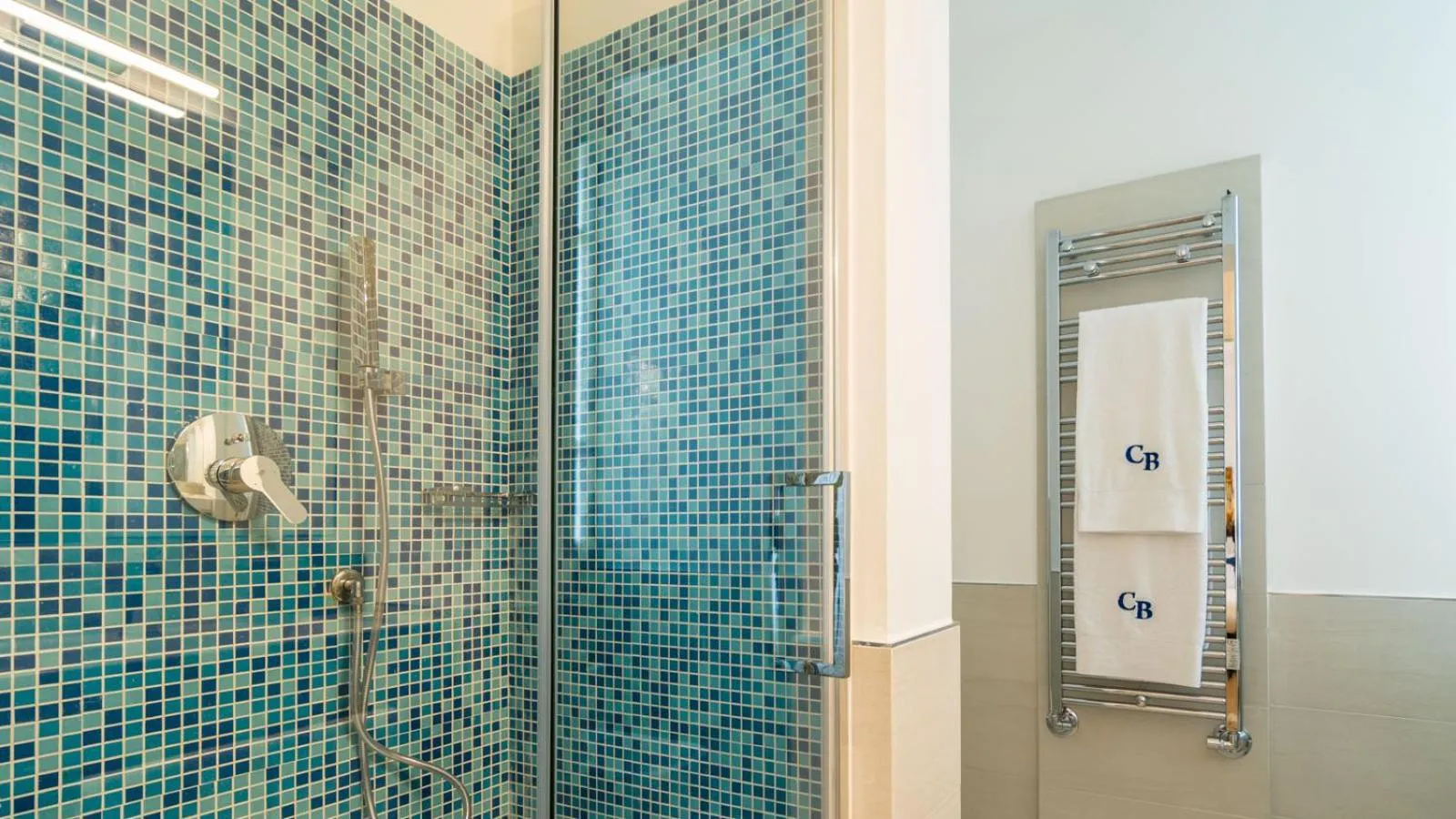 Shower in Cafe Bleu Relais