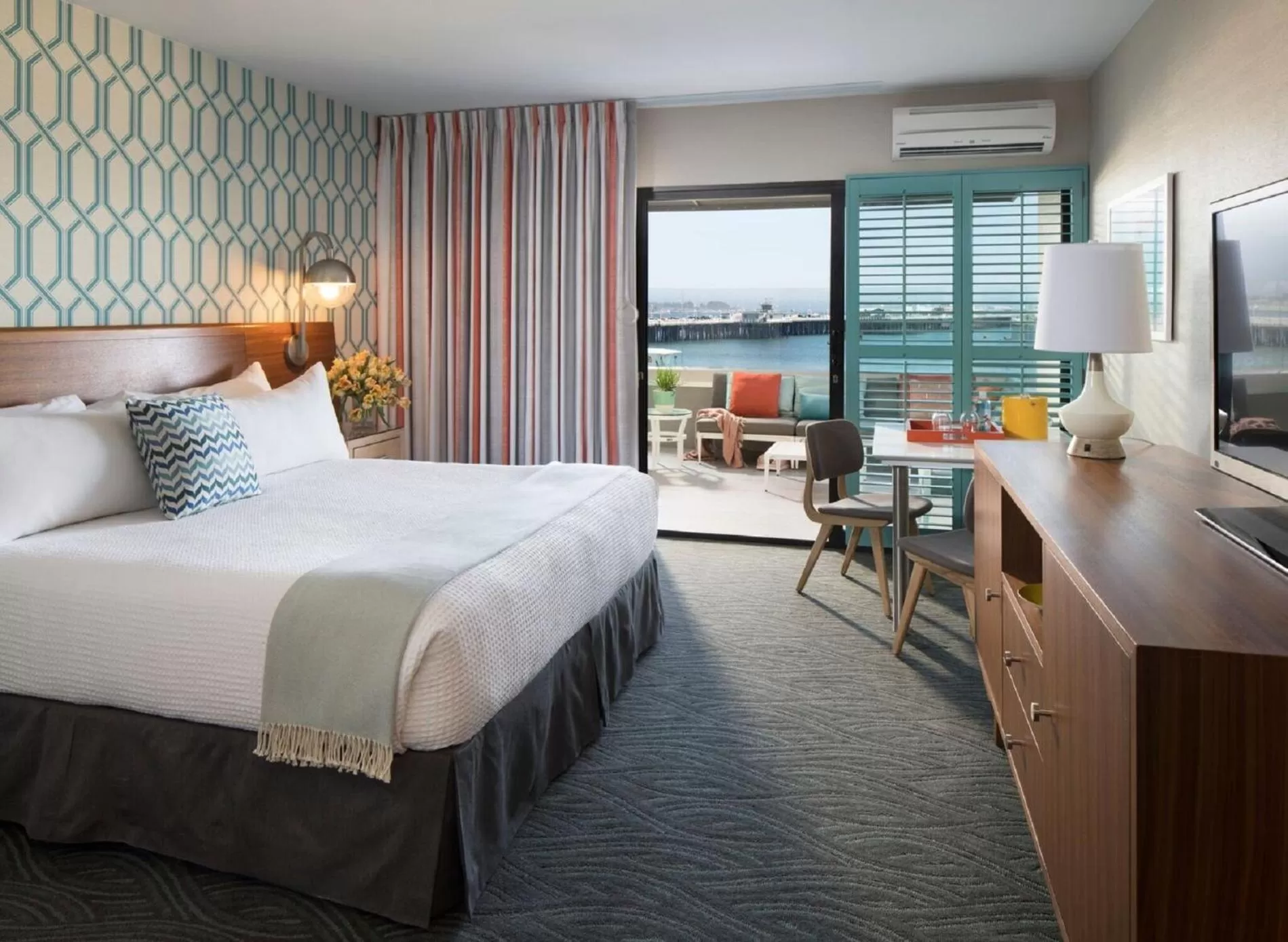 Photo of the whole room, Bed in Dream Inn Santa Cruz