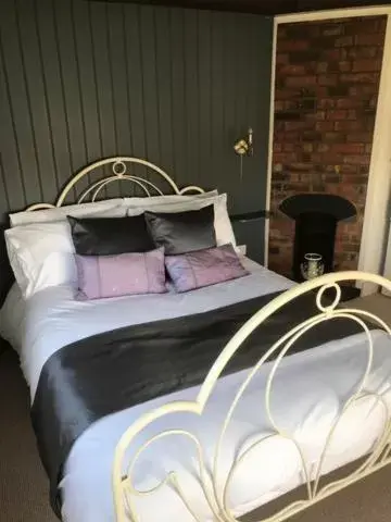 Bedroom, Bed in Willow Cottage