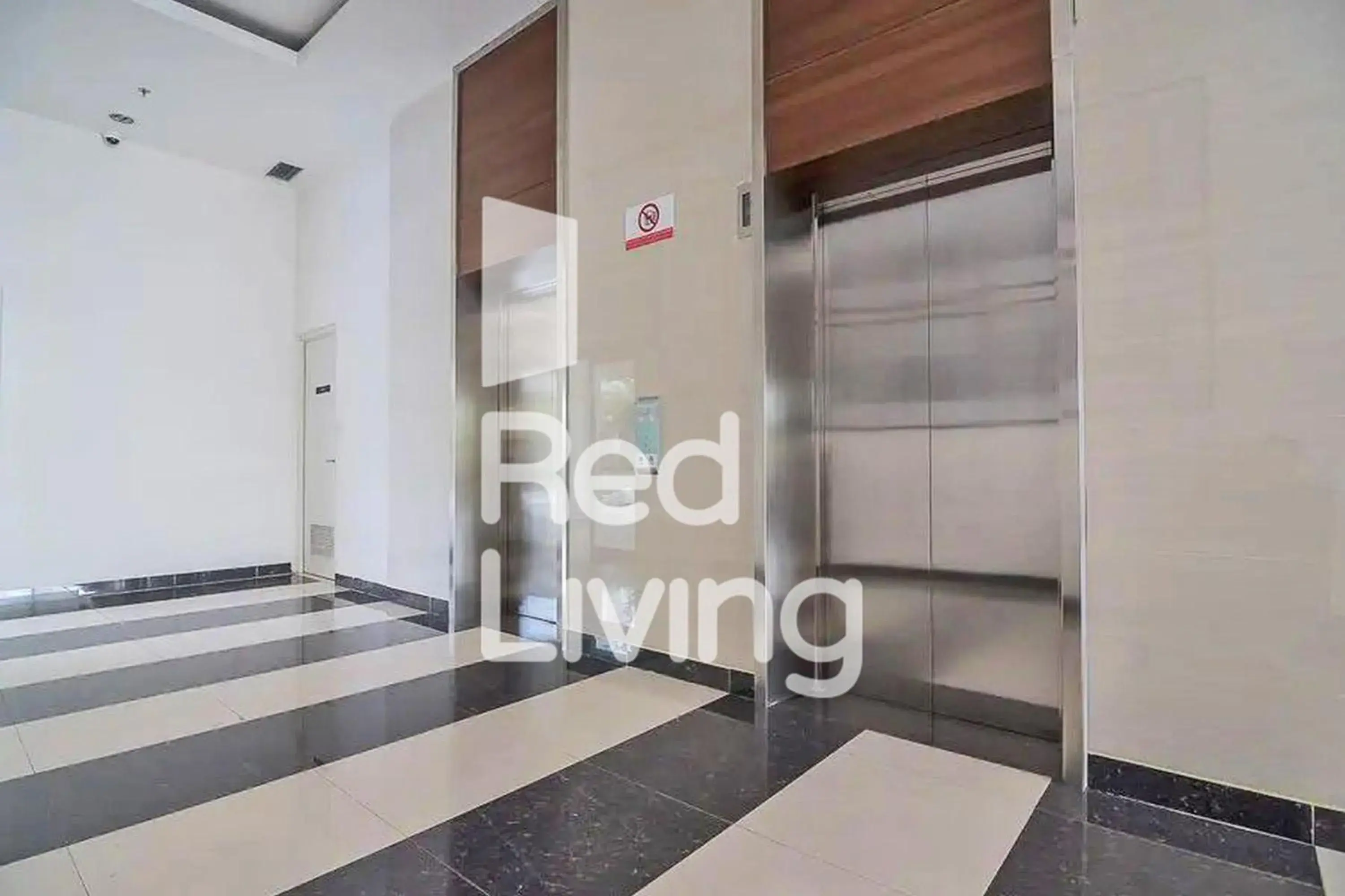 elevator in RedLiving Apartemen Sentul Tower - Skyland