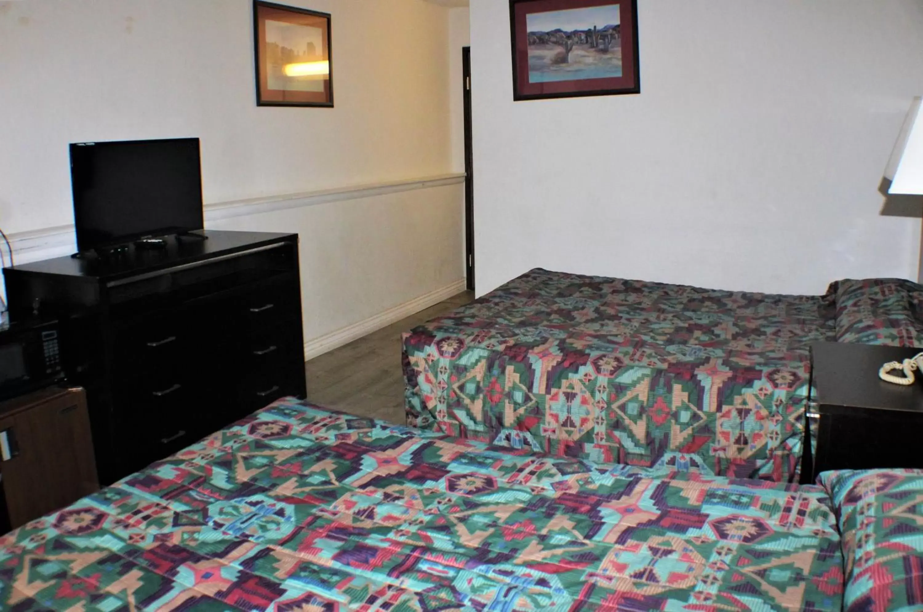 TV and multimedia, Bed in Knights Inn Payson
