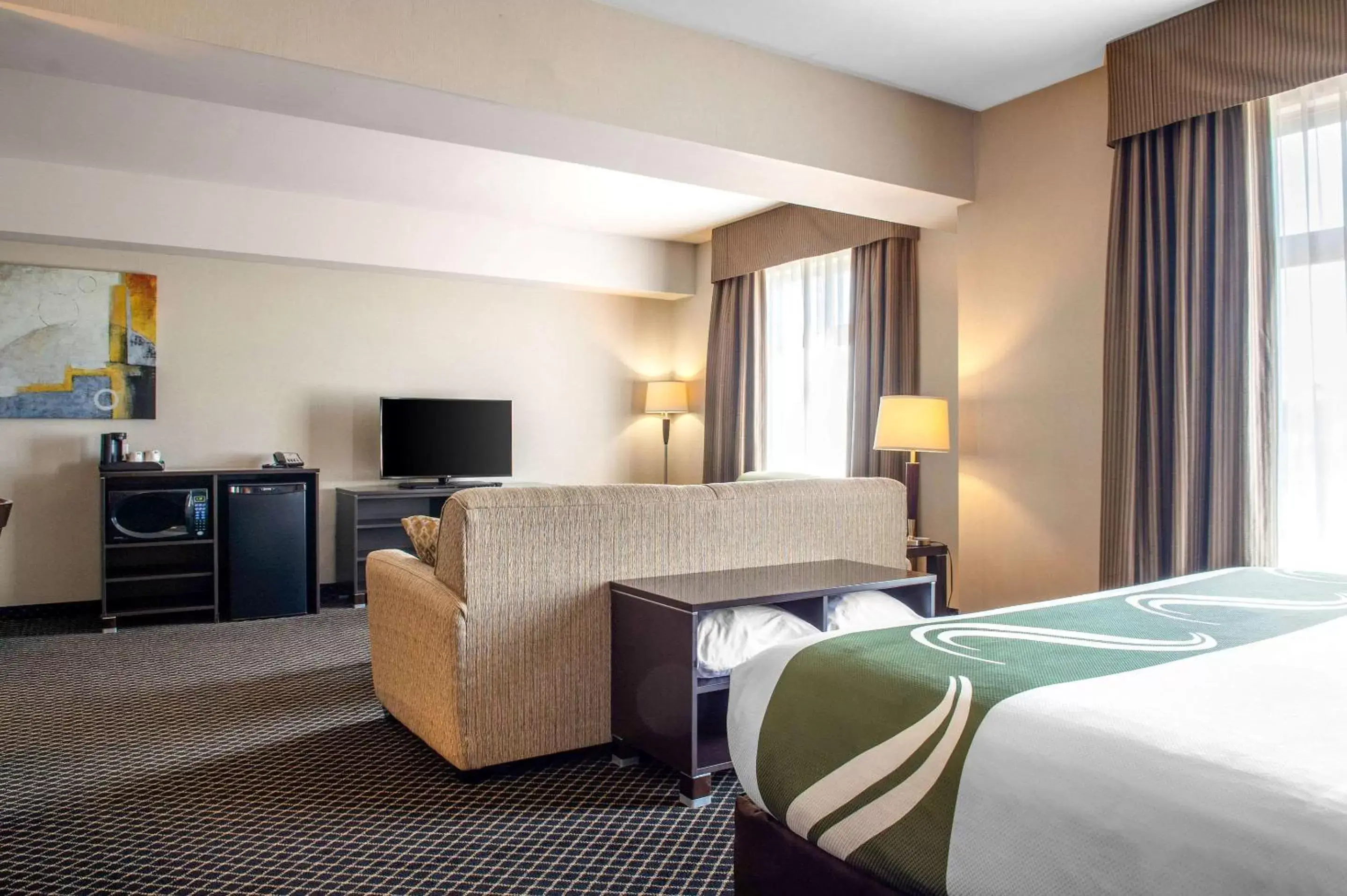 Bedroom, Bed in Quality Inn & Suites Petawawa