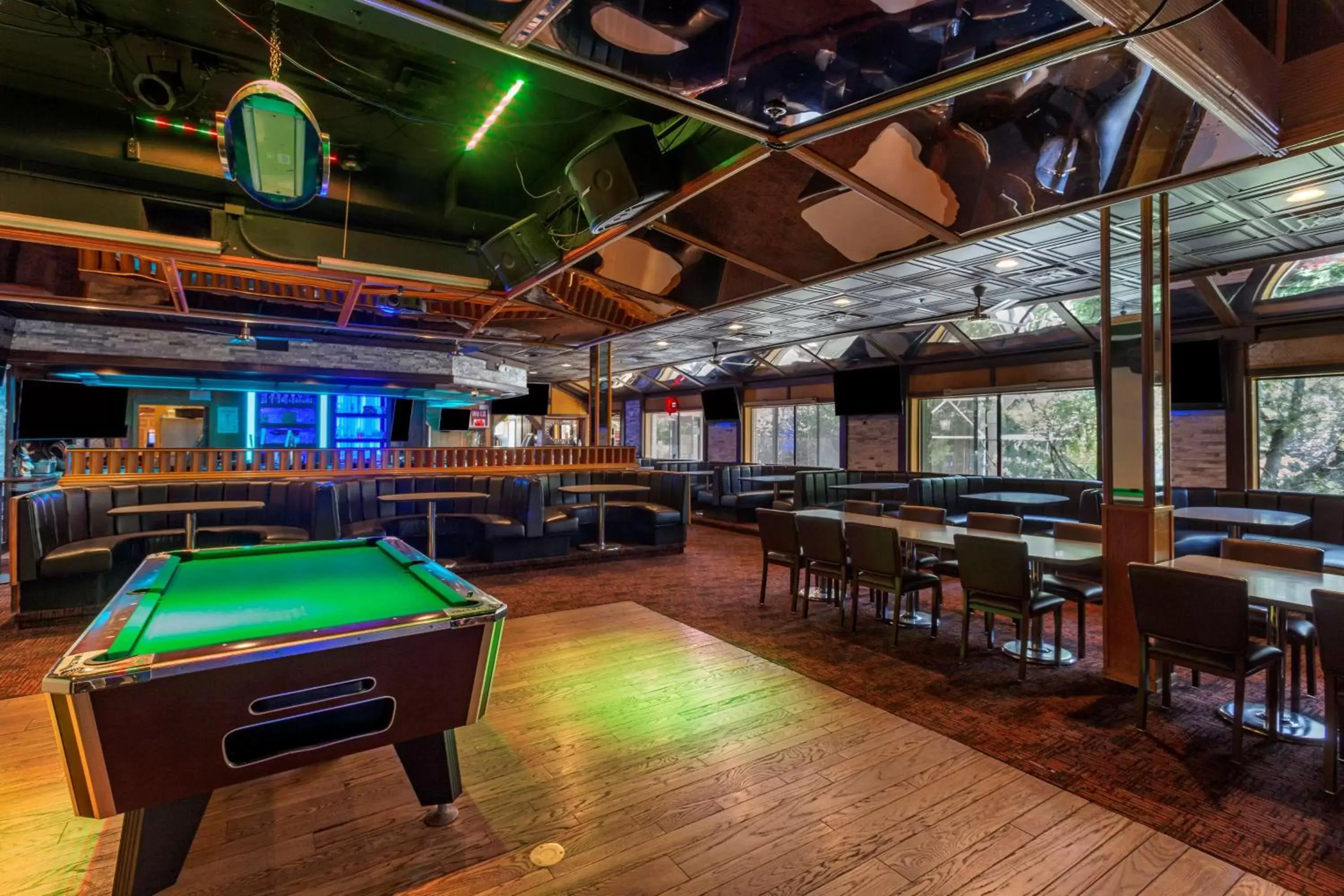 Lounge or bar, Billiards in Best Western Dunmar Inn