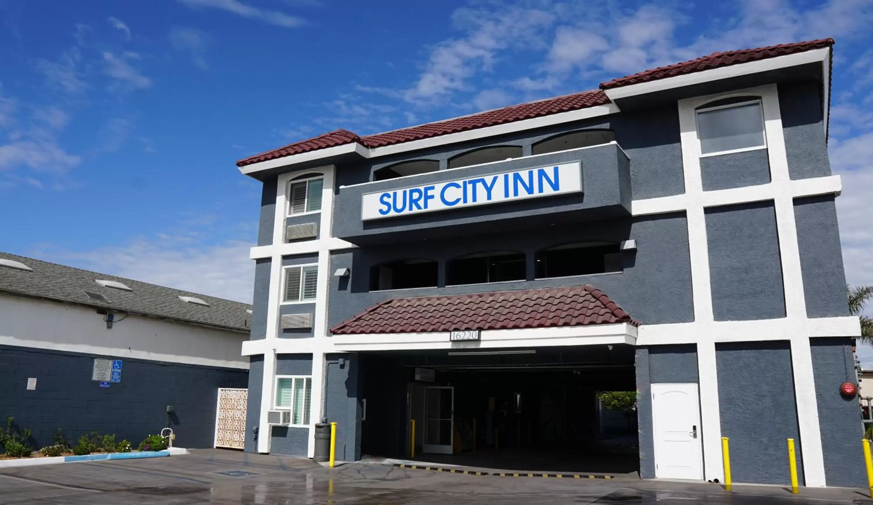 Property Building in Surf City Inn