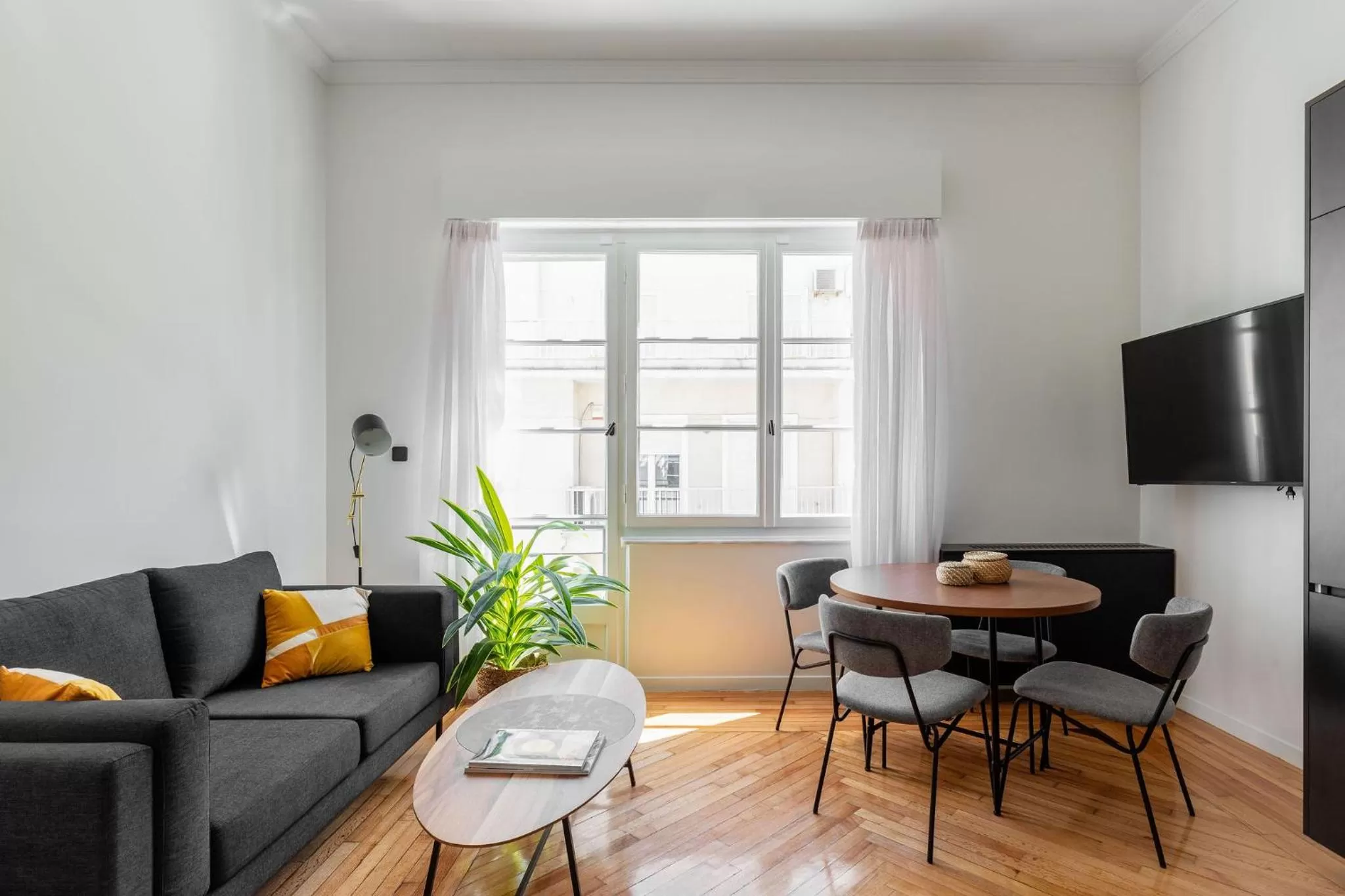 Living room, Seating Area in ZOIA The Met by UPSTREET