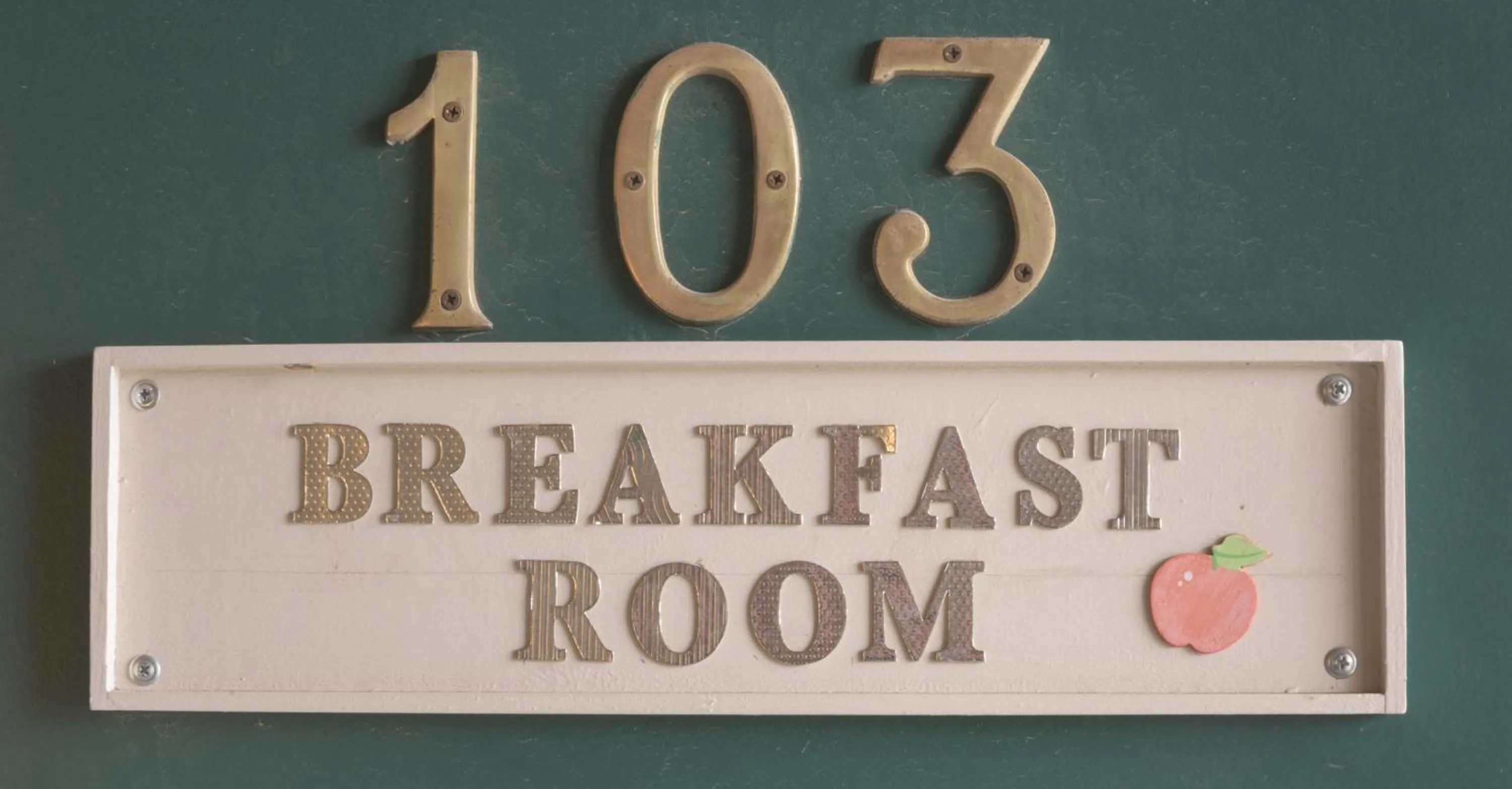 Logo/Certificate/Sign in Sun-Dek Motel