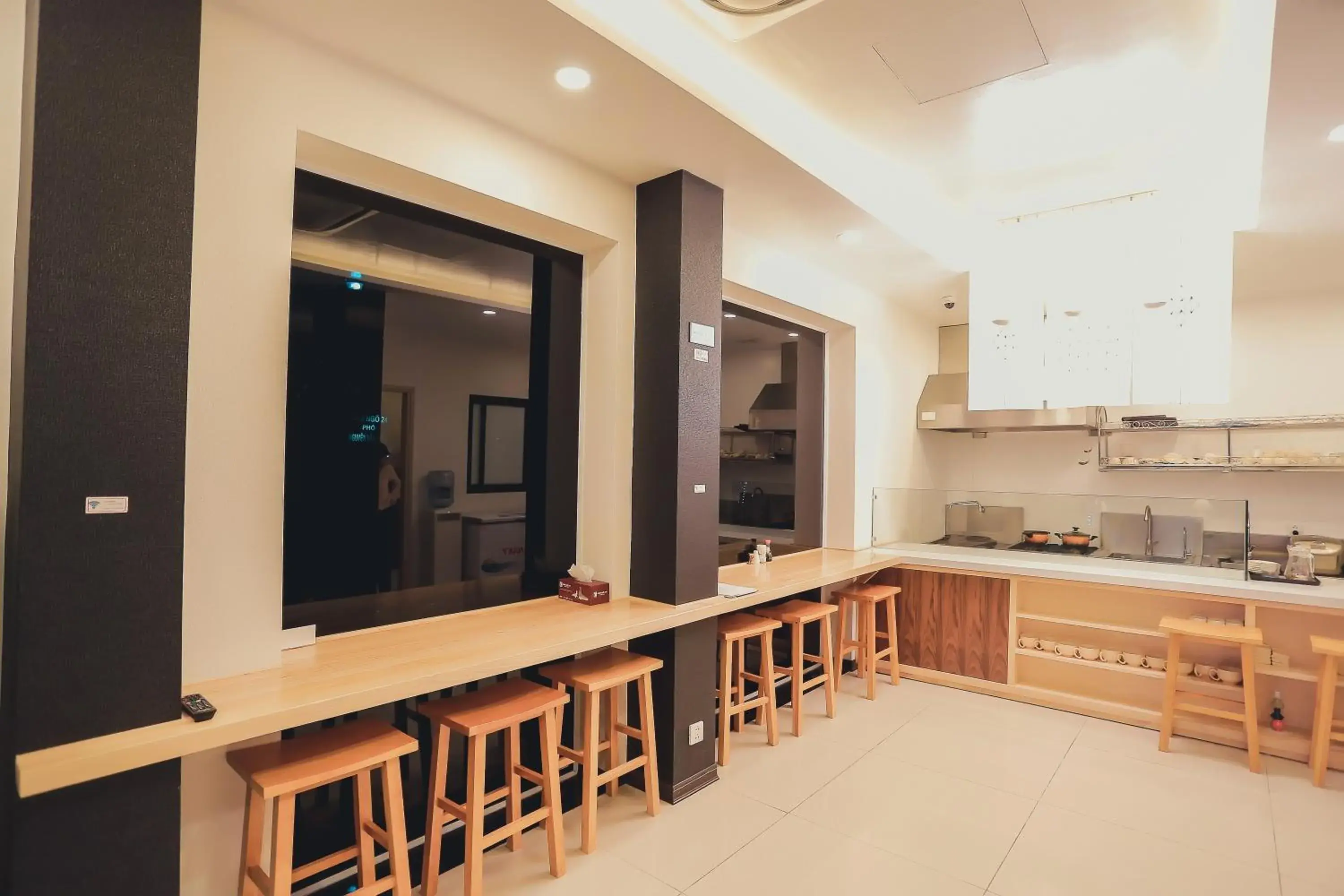 Communal lounge/ TV room, Kitchen/Kitchenette in Momizi Business Hotel