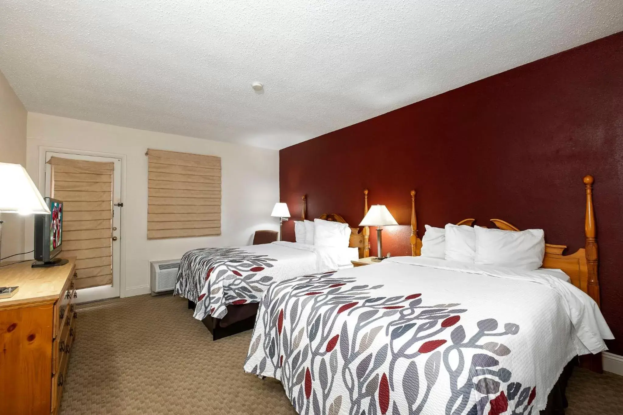Photo of the whole room, Bed in Red Roof Inn & Suites Hazleton