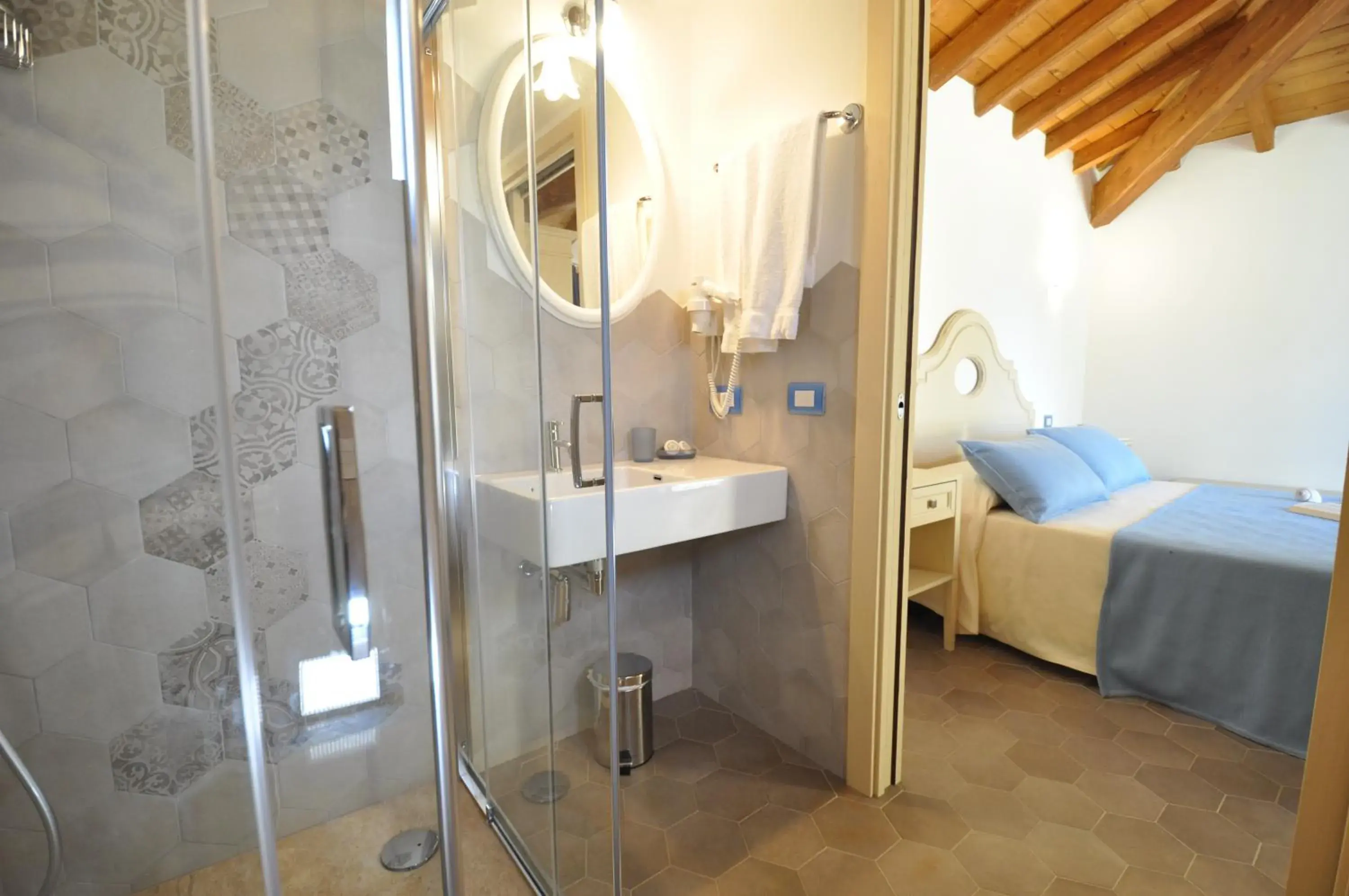 Shower, Bathroom in Le Anfore Hotel