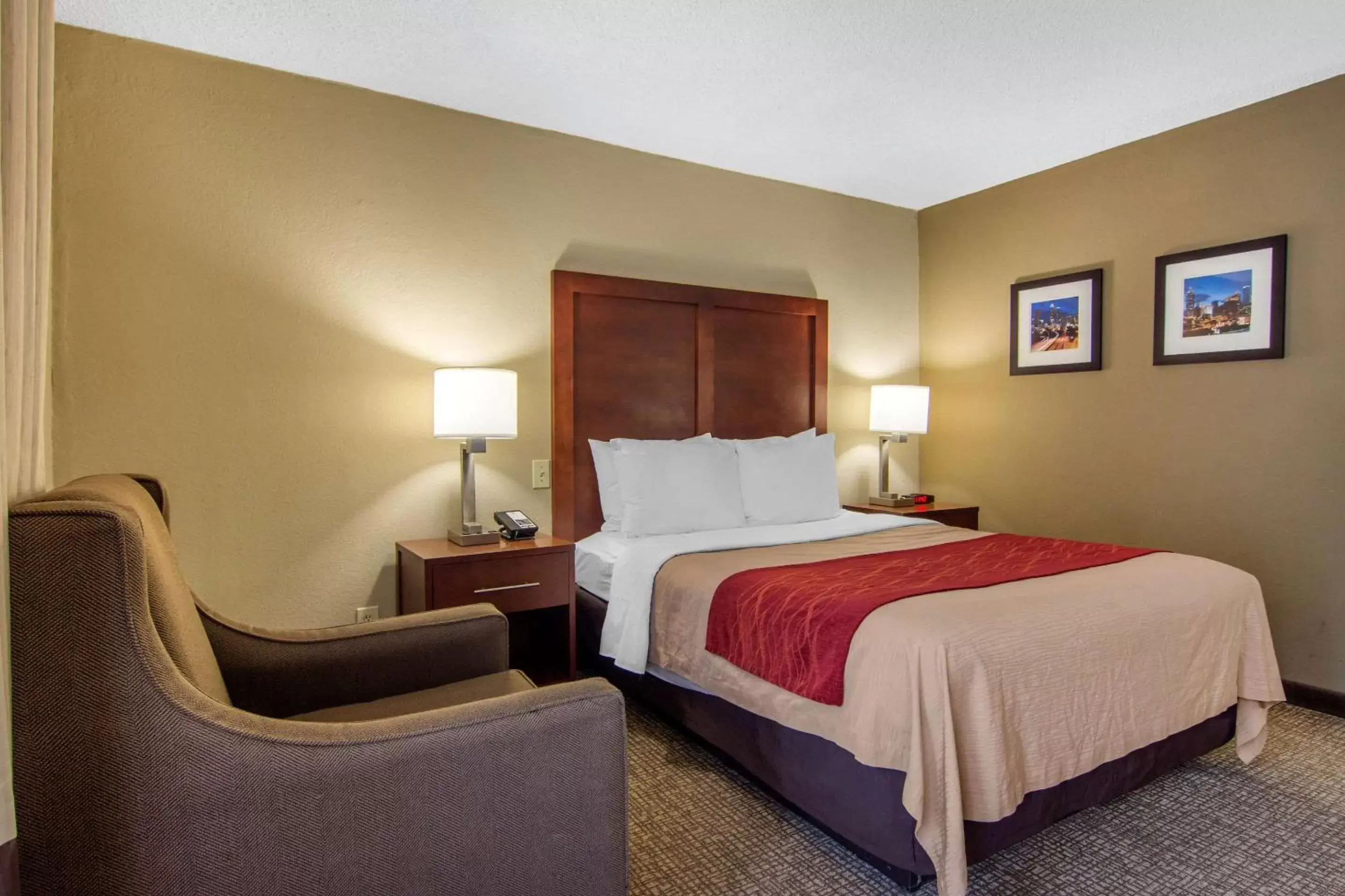 Photo of the whole room, Bed in Comfort Inn Sandy Springs – Perimeter