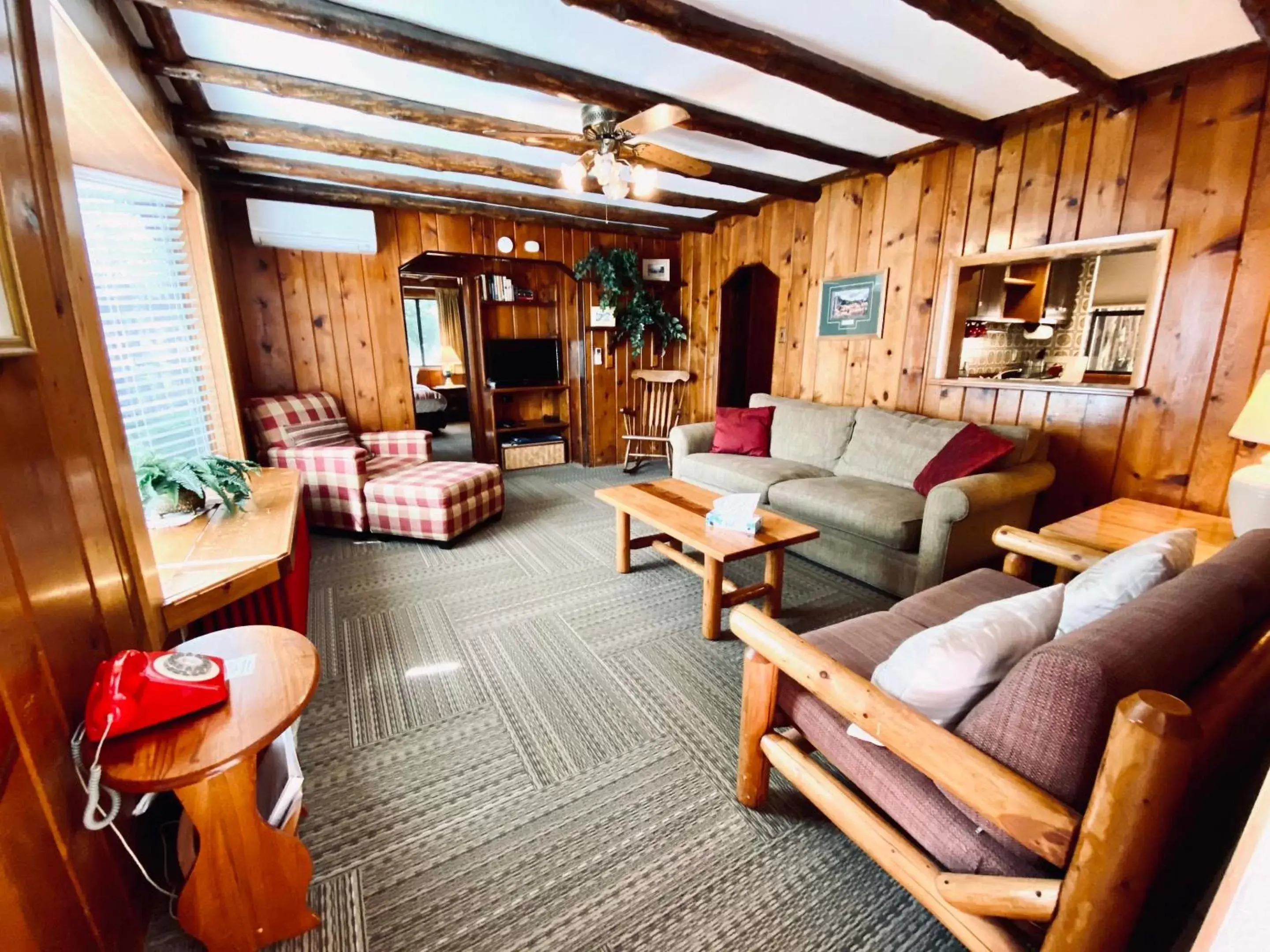 Living room, Seating Area in Foot of the Mountain Motel