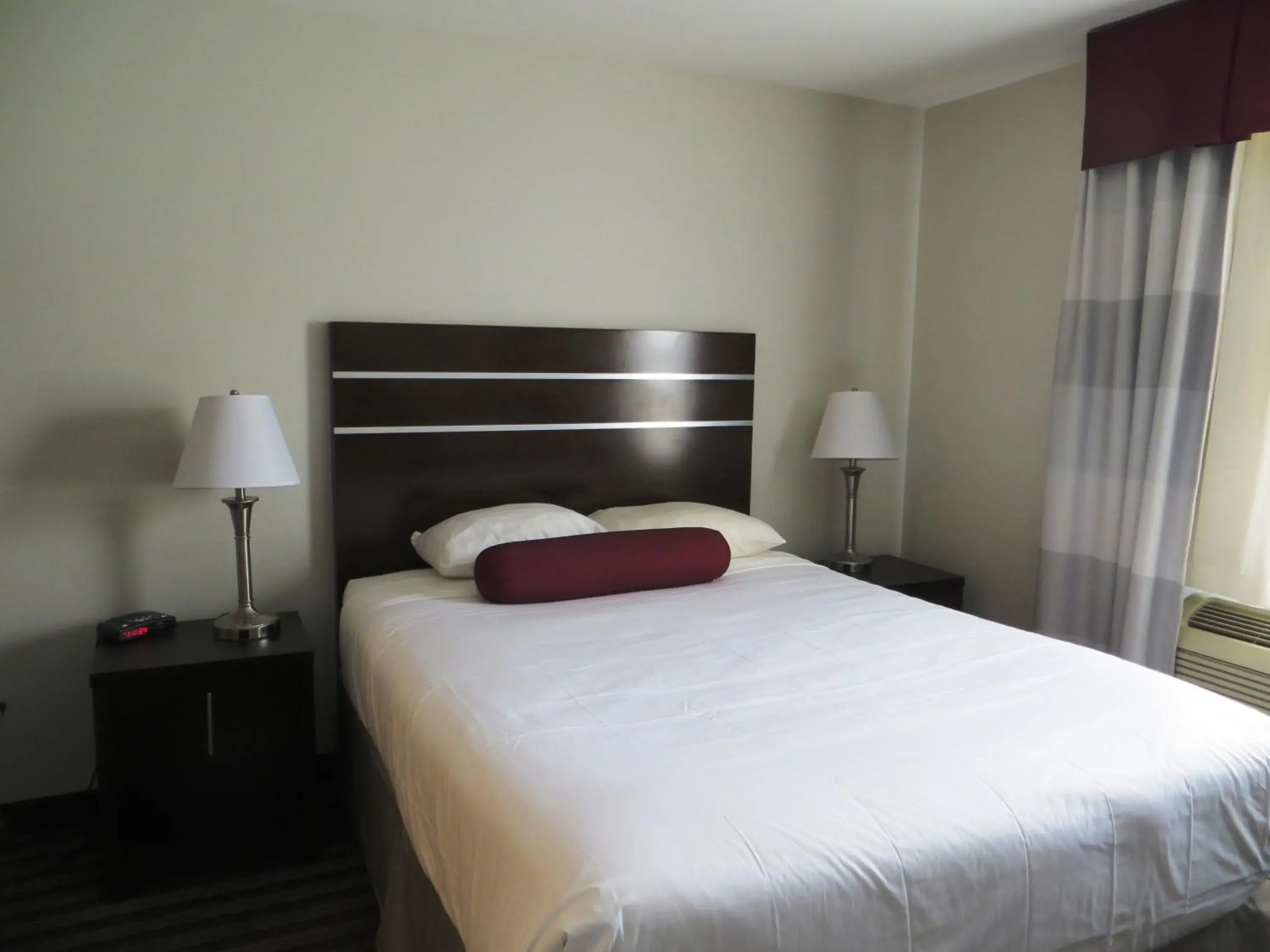 Bedroom, Bed in Super 8 by Wyndham Saskatoon Near Downtown