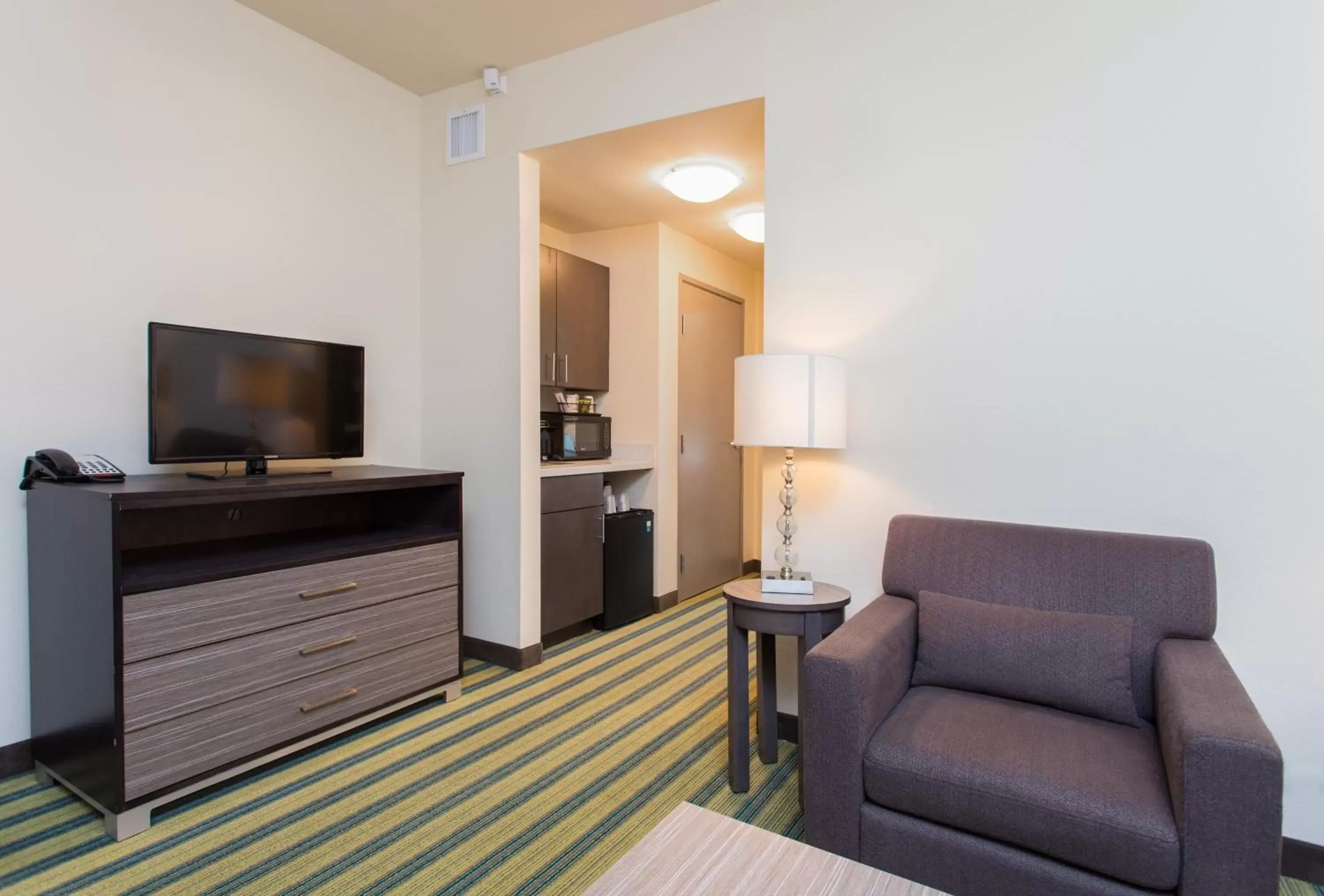 Photo of the whole room, Seating Area in Holiday Inn Texarkana Arkansas Convention Center, an IHG Hotel