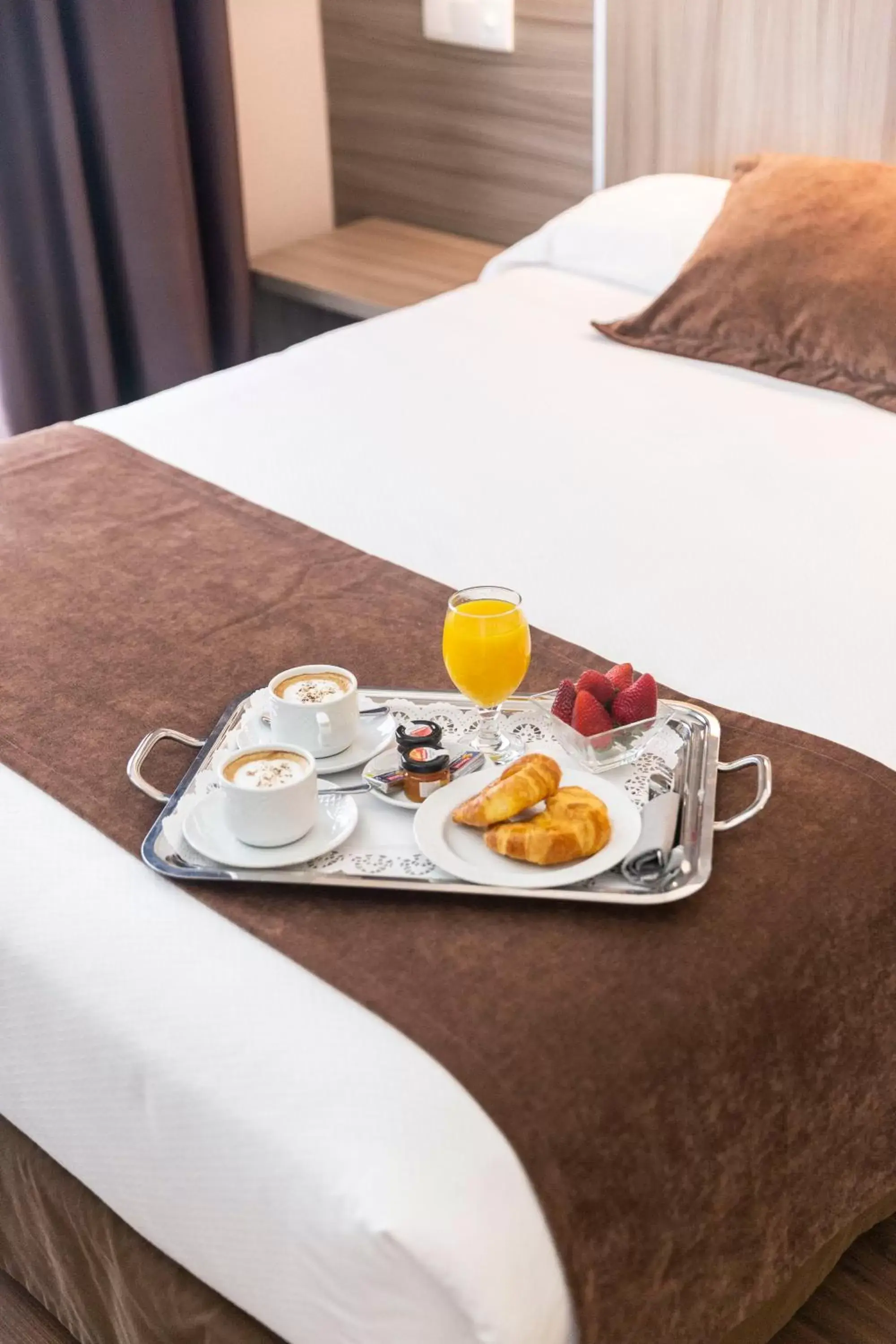 Breakfast, Bed in Hotel Serrano by Silken