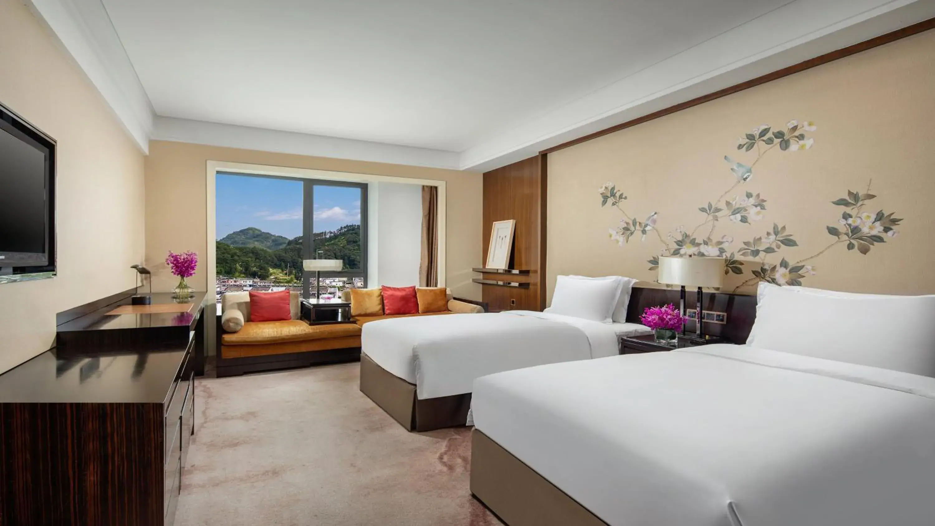 Photo of the whole room in Crowne Plaza Huangshan Yucheng, an IHG Hotel