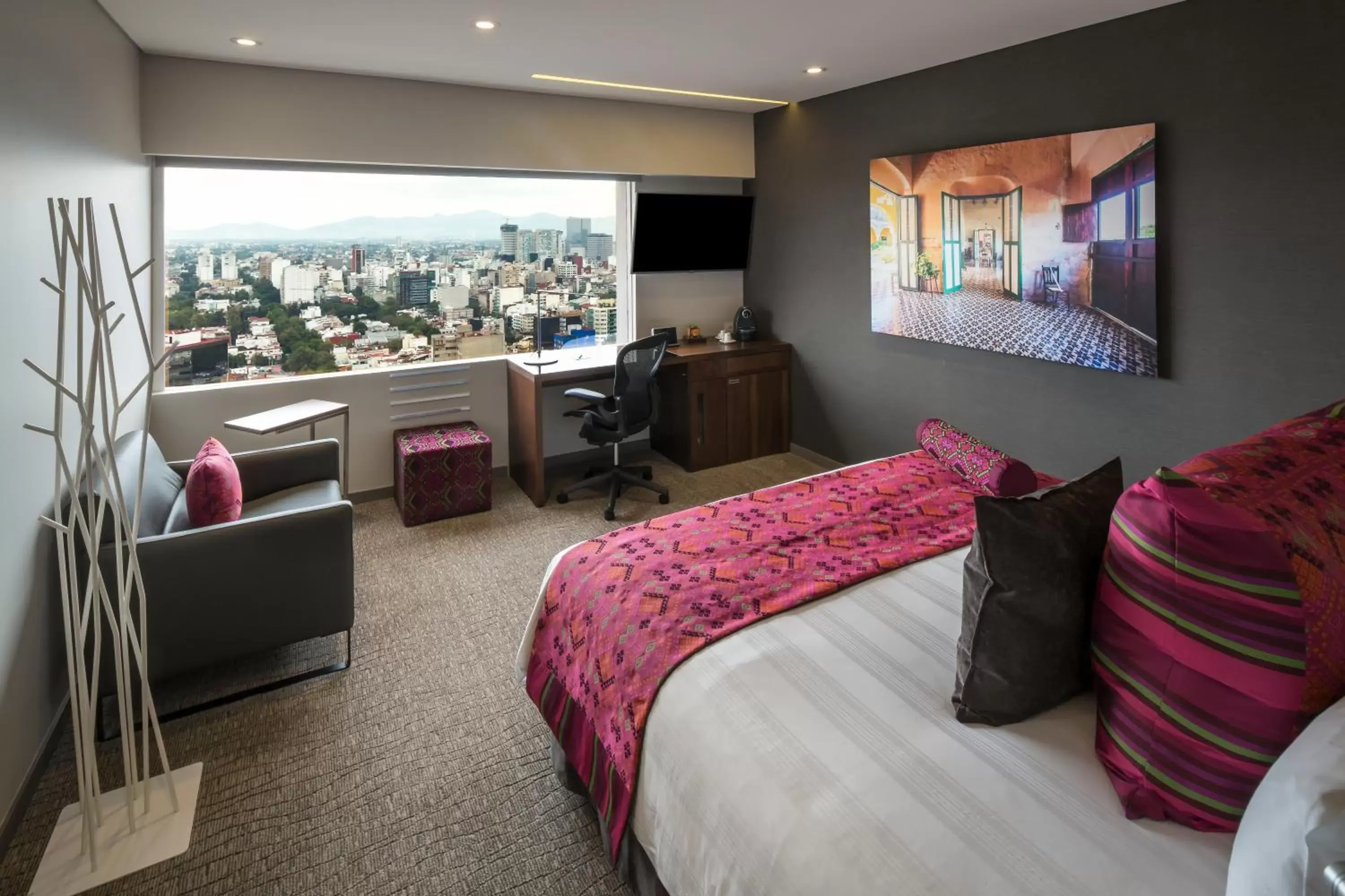 Bedroom, TV/Entertainment Center in InterContinental Presidente Mexico City, an IHG Hotel