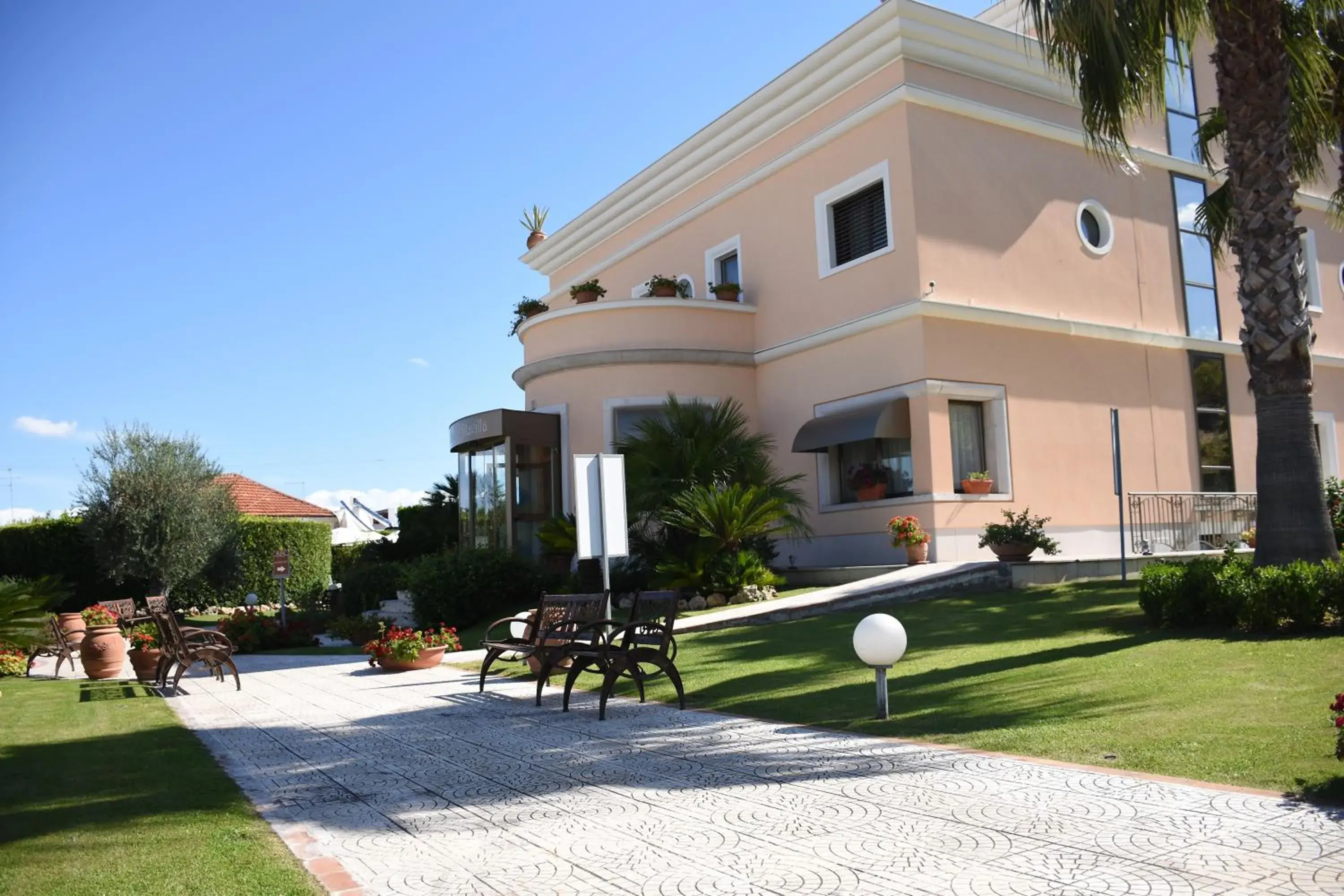 Facade/entrance, Property Building in Hotel d'Altavilla
