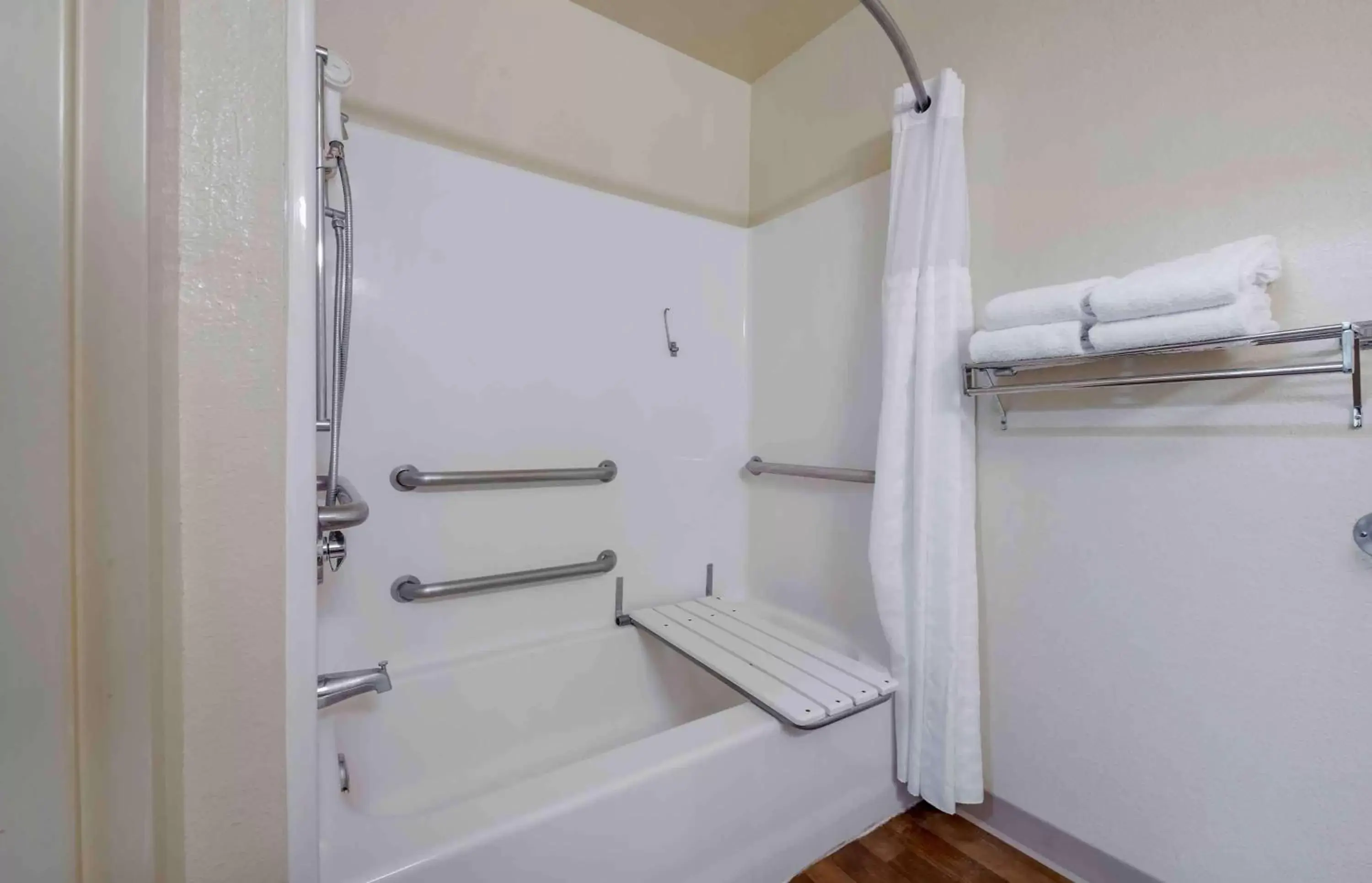 Bathroom in Extended Stay America Suites - Orlando - Lake Mary - 1036 Greenwood Blvd