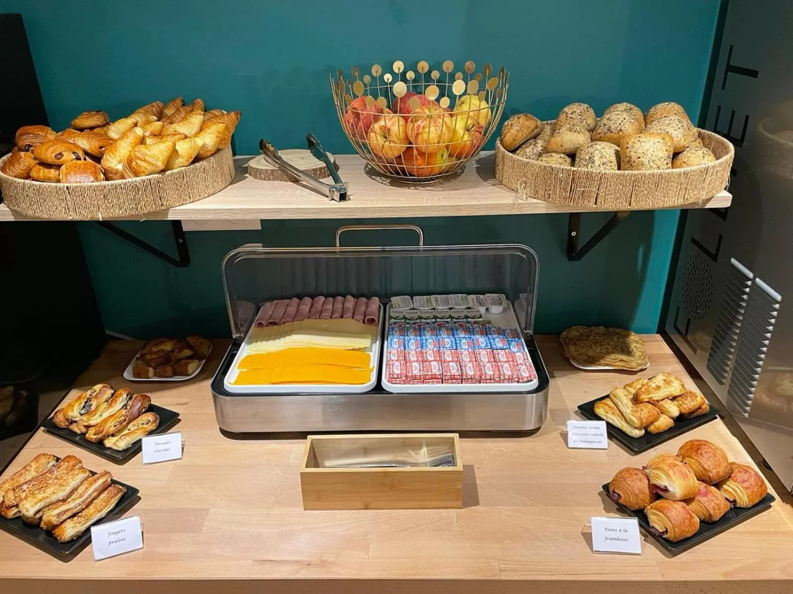 Breakfast in Hôtel Le Thurot- Dijon Centre ville Gare