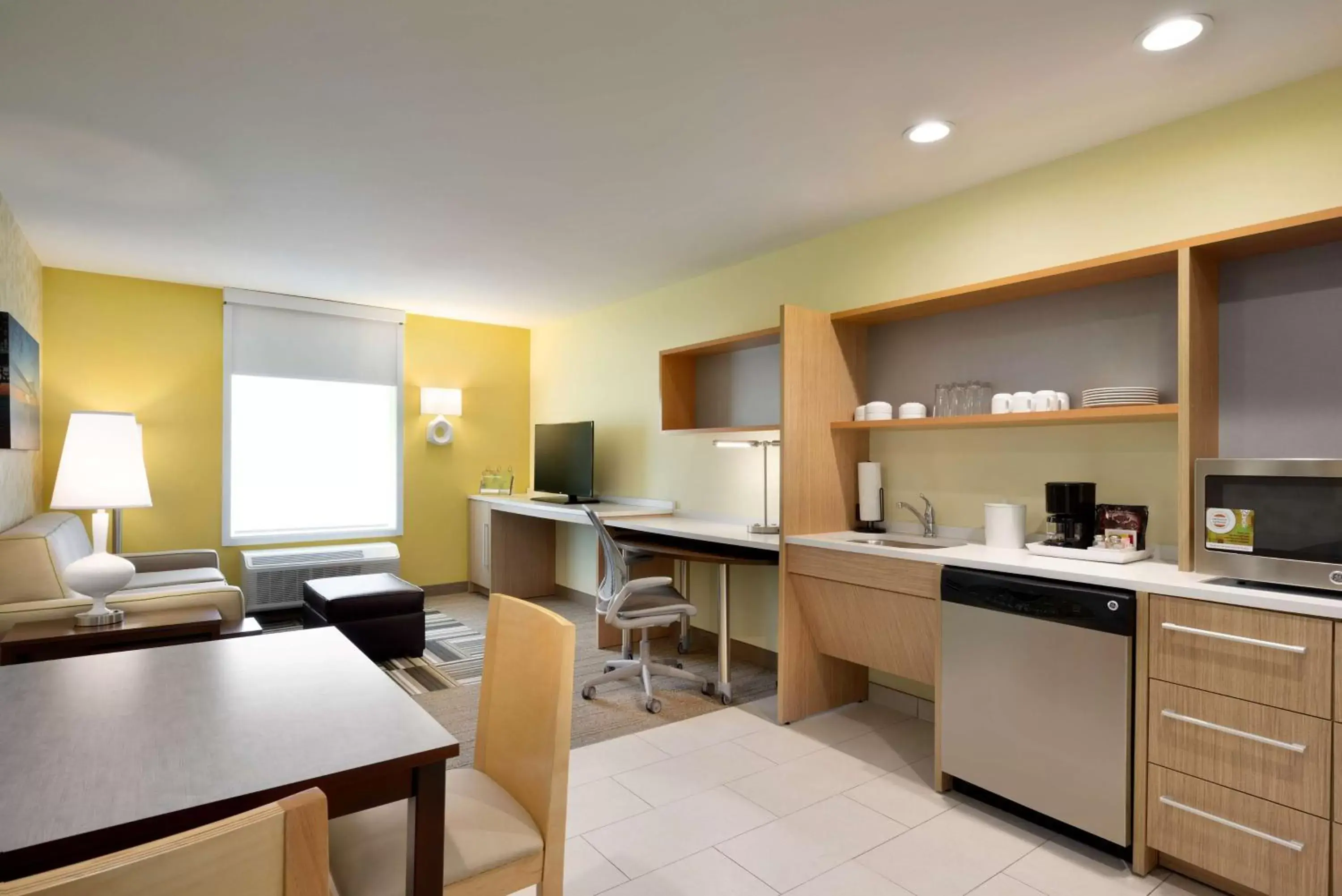 Bedroom, Kitchen/Kitchenette in Home2 Suites By Hilton Baton Rouge