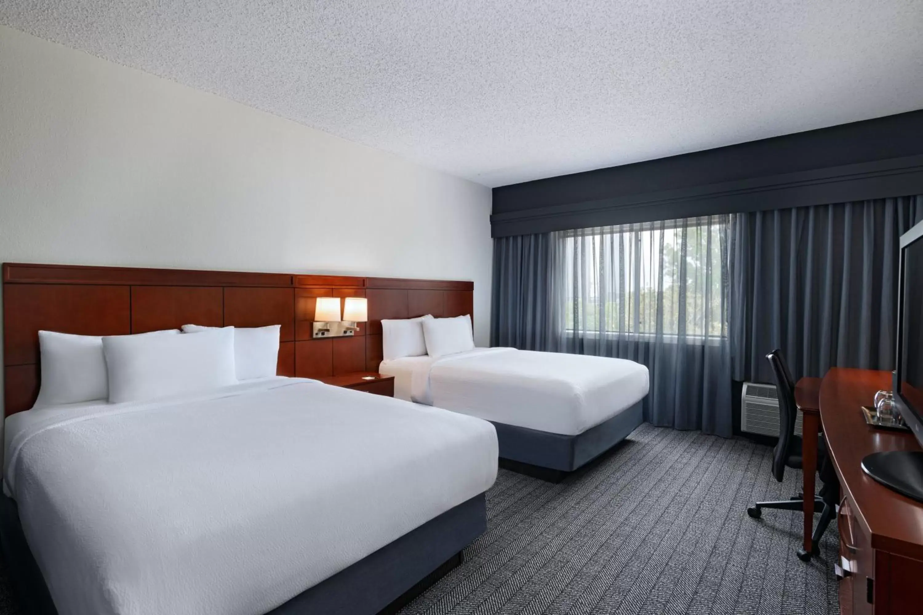 Photo of the whole room, Bed in Courtyard by Marriott Dallas Arlington Entertainment District