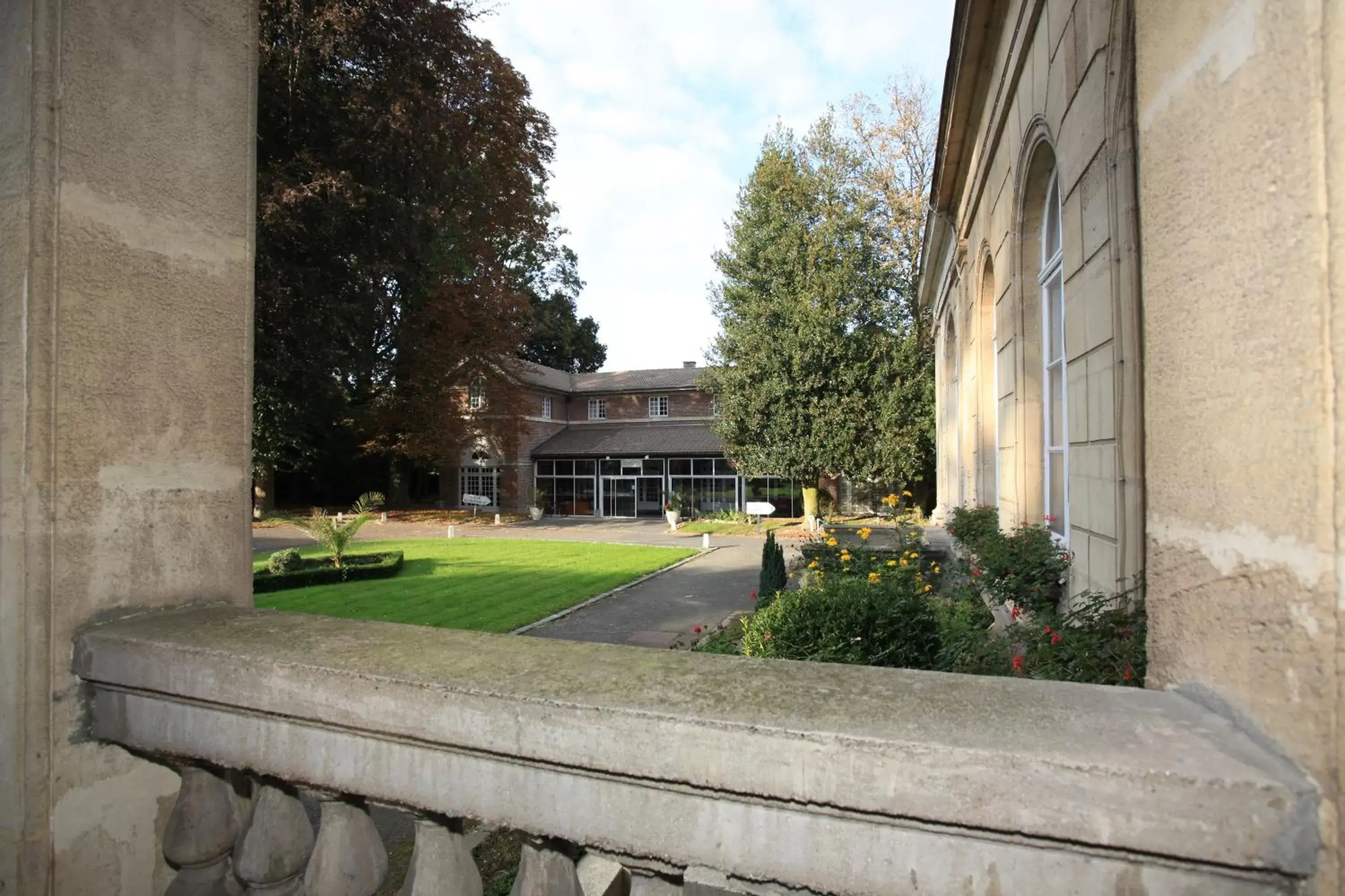 Facade/entrance, Swimming Pool in Château De La Motte Fenelon