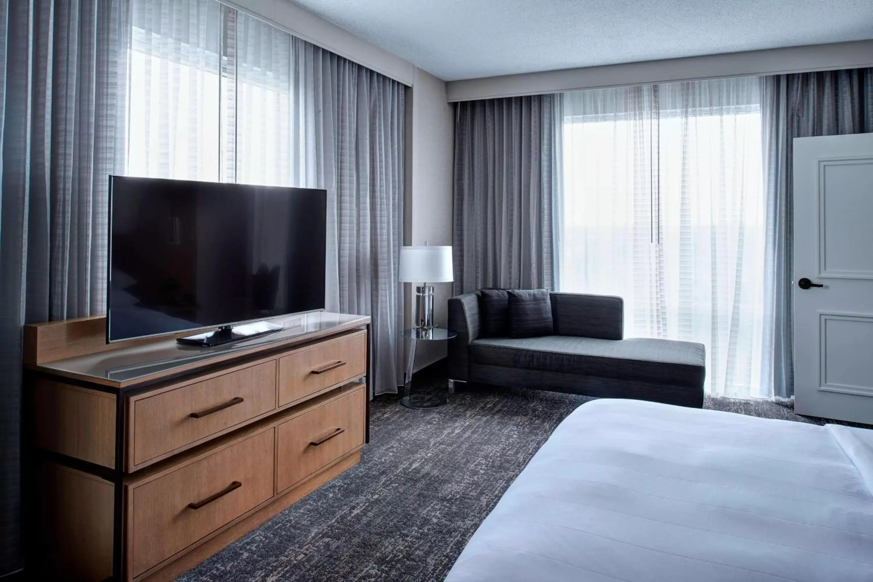 Bedroom, TV/Entertainment Center in Auburn Hills Marriott Pontiac
