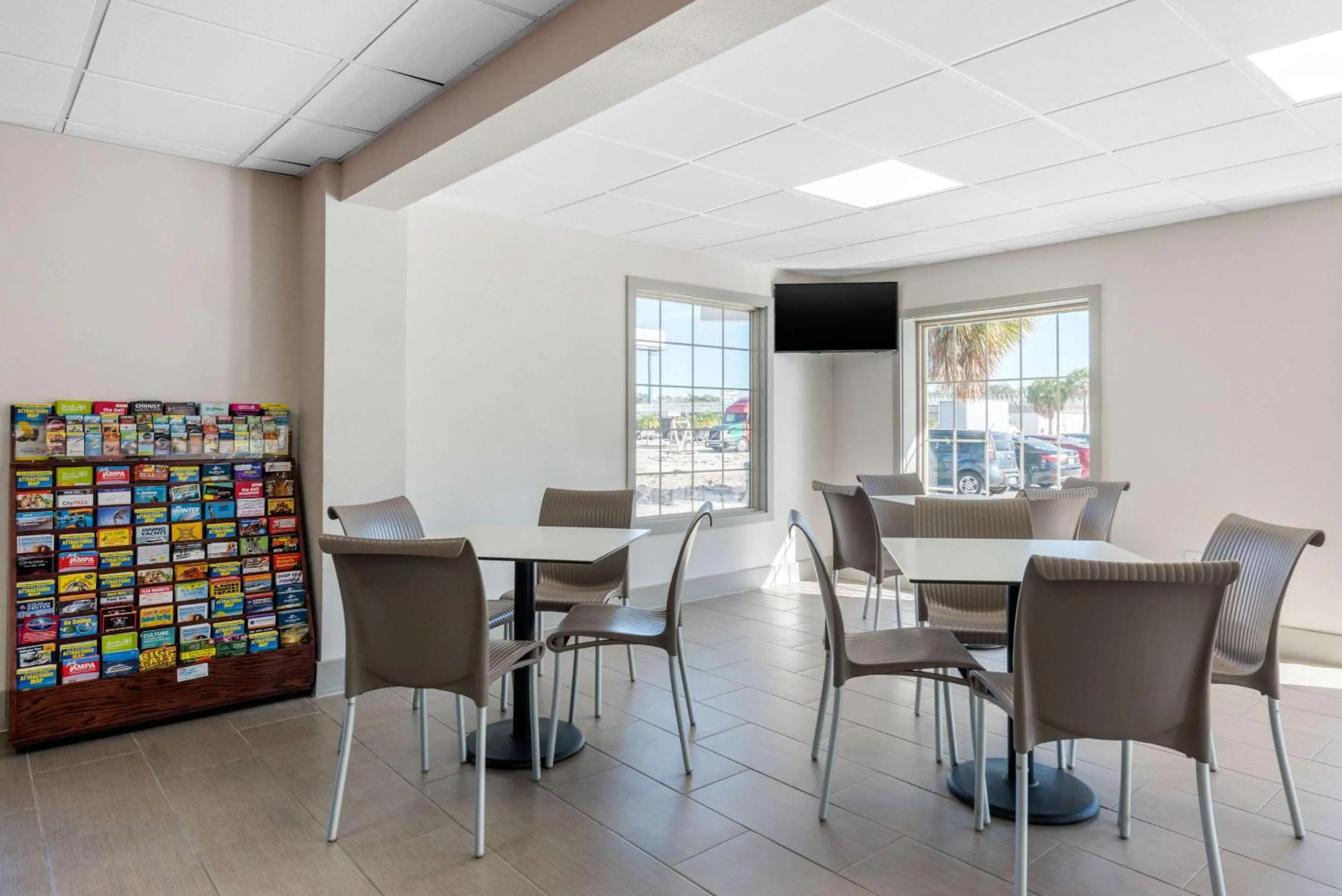 Restaurant/places to eat in Econo Lodge Airport - RJ Stadium