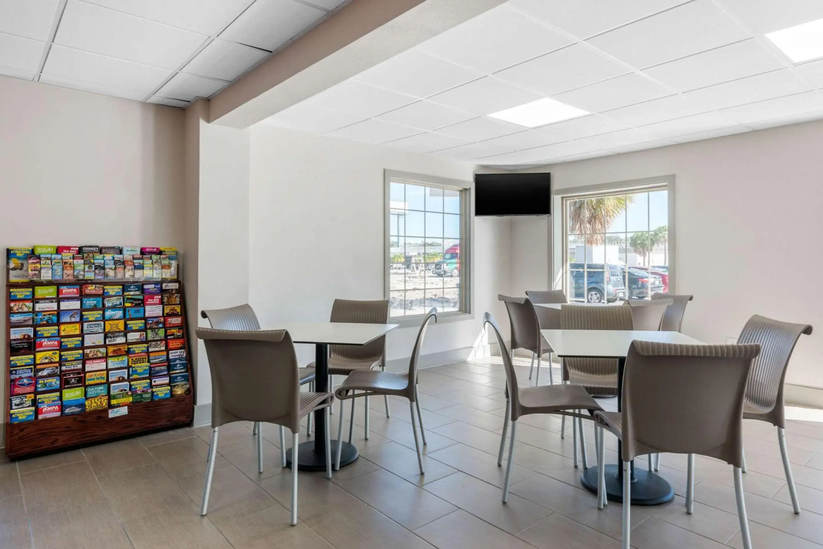 Restaurant/Places to Eat in Econo Lodge at Raymond James Stadium